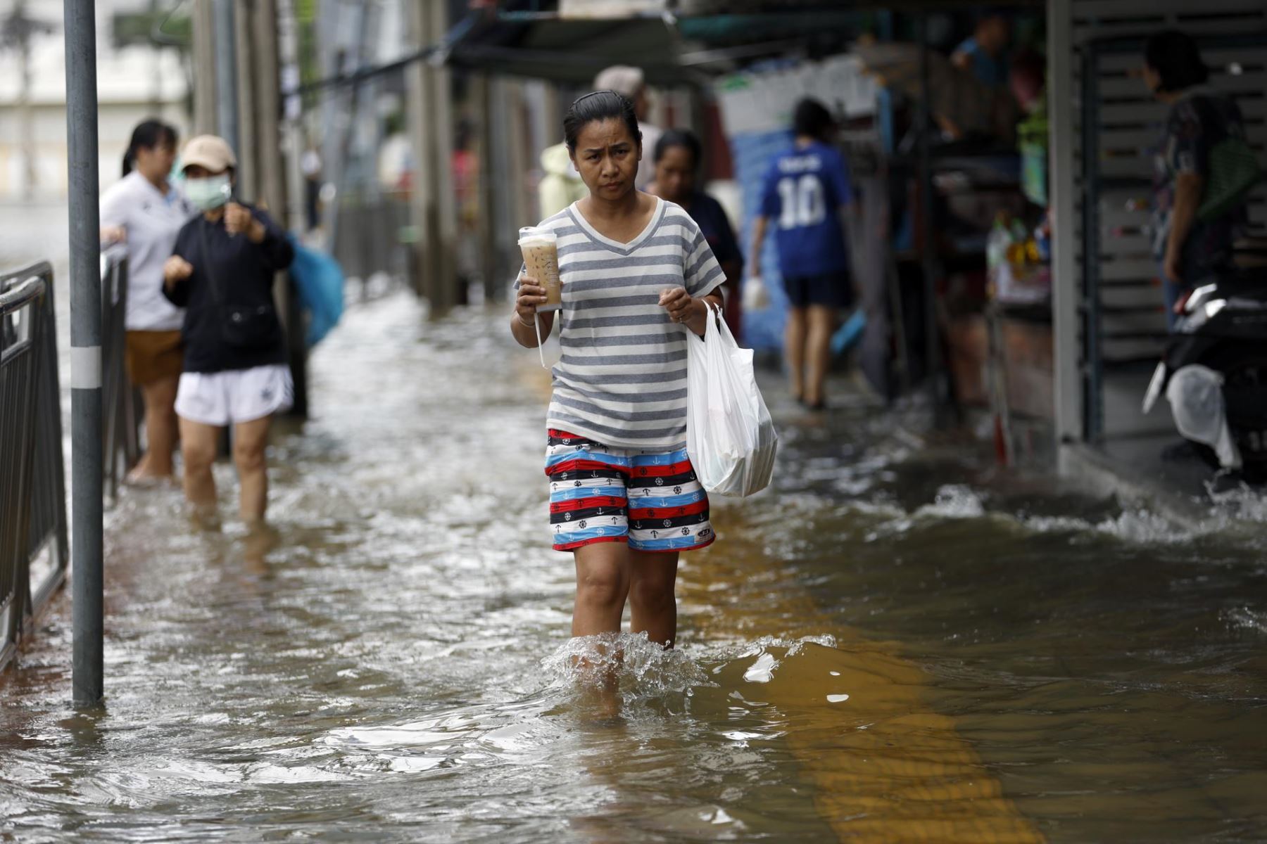 Un residente camina por el agua tras un aguacero prolongado en una comunidad inundada de Bangkok, Tailandia, el 27 de septiembre de 2026. Los 50 distritos de Bangkok han sido declarados zonas de desastre por inundaciones tras las lluvias intensas y prolongadas que provocaron anegamientos en toda la capital.
 Foto: EFE