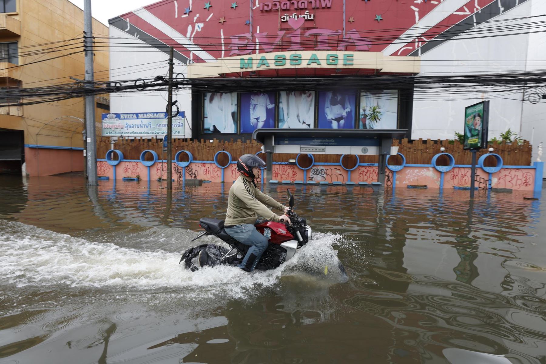 Un motociclista avanza en su vehículo a través del agua acumulada tras un aguacero prolongado en una vía principal inundada, la calle Phetchaburi, en Bangkok (Tailandia), el 27 de septiembre de 2026. Los 50 distritos de Bangkok han sido declarados zonas de desastre por inundaciones tras las lluvias intensas y prolongadas que provocaron anegamientos en toda la capital.
 Foto: EFE