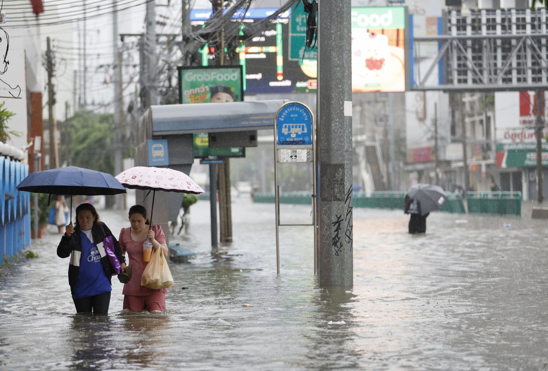 Residentes caminan tras un aguacero en la calle Phetchaburi de Bangkok, Tailandia, el 26 de septiembre de 2026. Los 50 distritos de Bangkok han sido declarados zonas de desastre por inundaciones tras las persistentes y fuertes lluvias provocadas por un intenso sistema de baja presión, sumado a los patrones estacionales del monzón. Foto: EFE