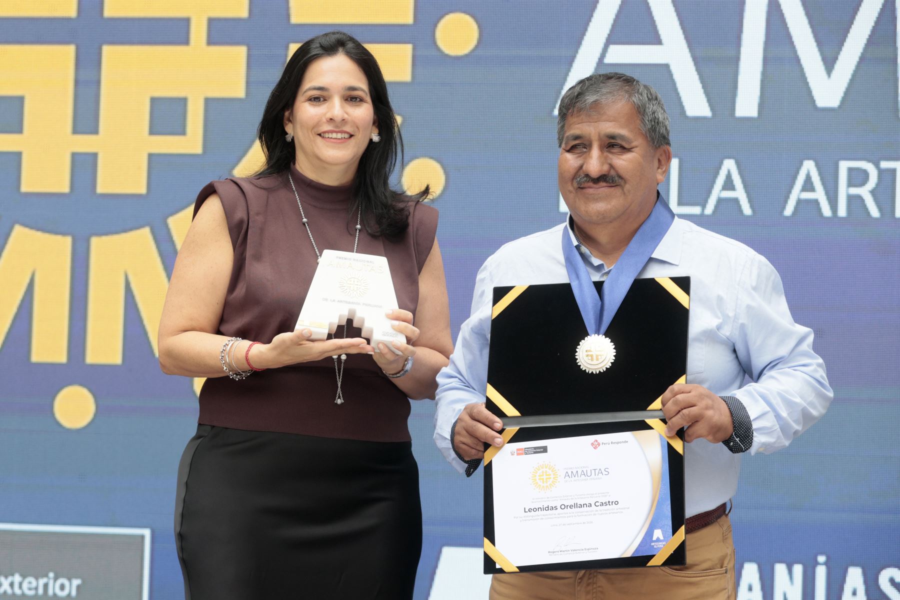 Leonidas Orellana Castro recibe el Premio Nacional Amautas de la Artesanía Peruana por su distinguida trayectoria, sus aportes a la conservación de la tradición artesanal y la transmisión de conocimientos para la formación de nuevos artesanos, otorgado por el Ministerio de Comercio Exterior y Turismo.
Foto: ANDINA/Vidal Tarqui