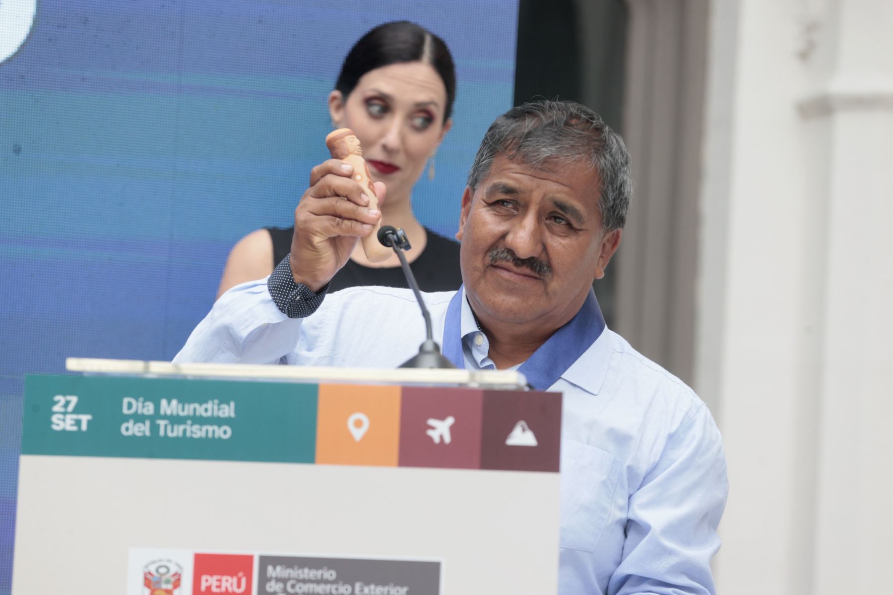 Leonidas Orellana Castro recibe el Premio Nacional Amautas de la Artesanía Peruana por su distinguida trayectoria, sus aportes a la conservación de la tradición artesanal y la transmisión de conocimientos para la formación de nuevos artesanos, otorgado por el Ministerio de Comercio Exterior y Turismo.
Foto: ANDINA/Vidal Tarqui