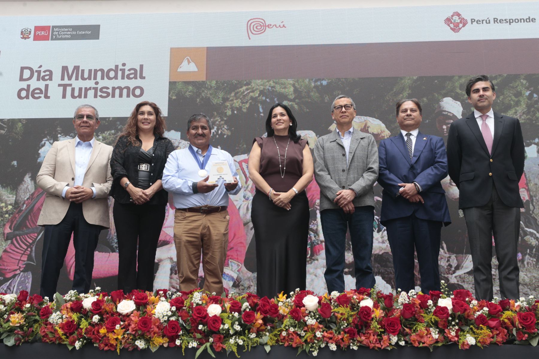 Leonidas Orellana Castro recibe el Premio Nacional Amautas de la Artesanía Peruana por su distinguida trayectoria, sus aportes a la conservación de la tradición artesanal y la transmisión de conocimientos para la formación de nuevos artesanos, otorgado por el Ministerio de Comercio Exterior y Turismo.
Foto: ANDINA/Vidal Tarqui