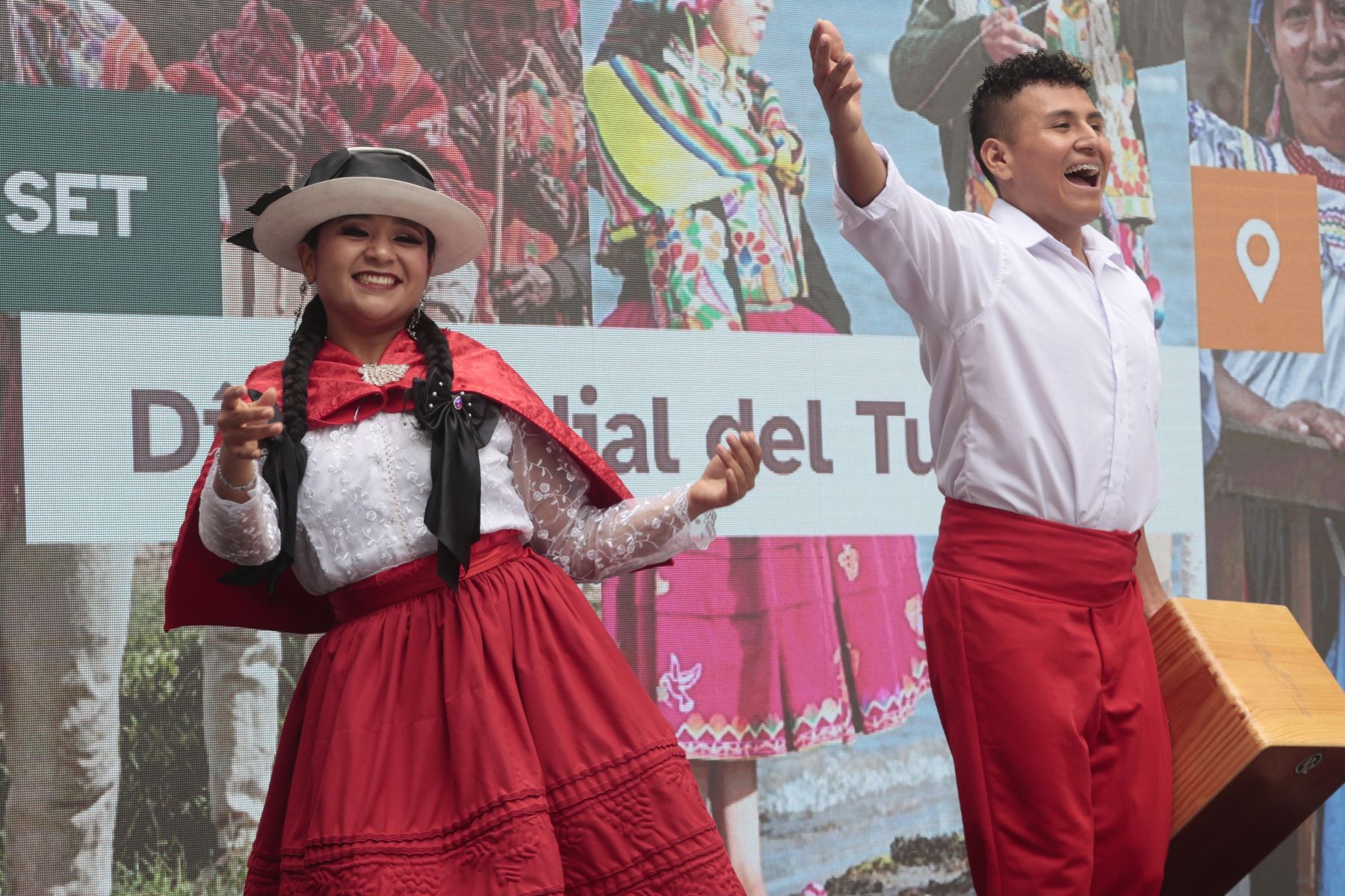 Reconocimiento del Ministerio de Comercio Exterior y Turismo en el Día Mundial del Turismo, por su aporte a la conservación de la tradición artesanal y a la transmisión de conocimientos para la formación de nuevos artesanos
Foto: ANDINA/Vidal Tarqui