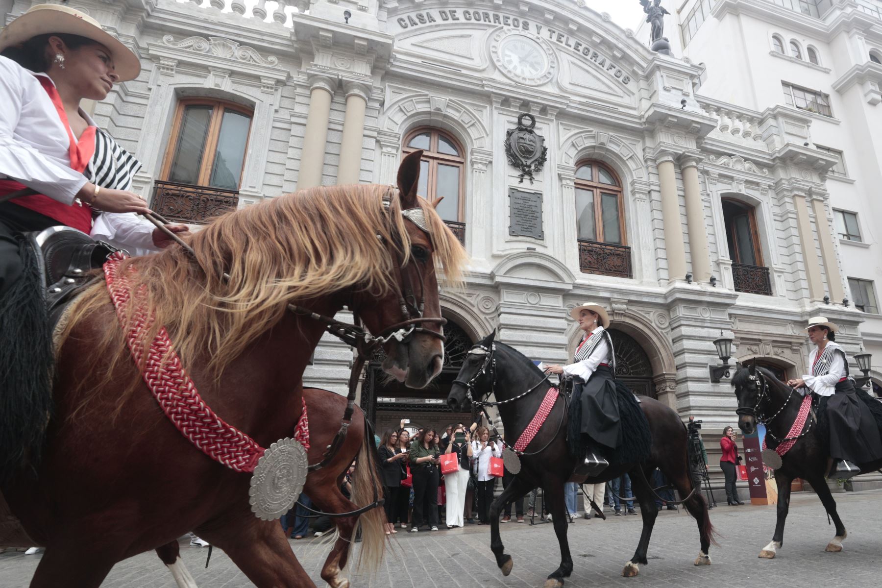 Reconocimiento del Ministerio de Comercio Exterior y Turismo en el Día Mundial del Turismo, por su aporte a la conservación de la tradición artesanal y a la transmisión de conocimientos para la formación de nuevos artesanos
Foto: ANDINA/Vidal Tarqui