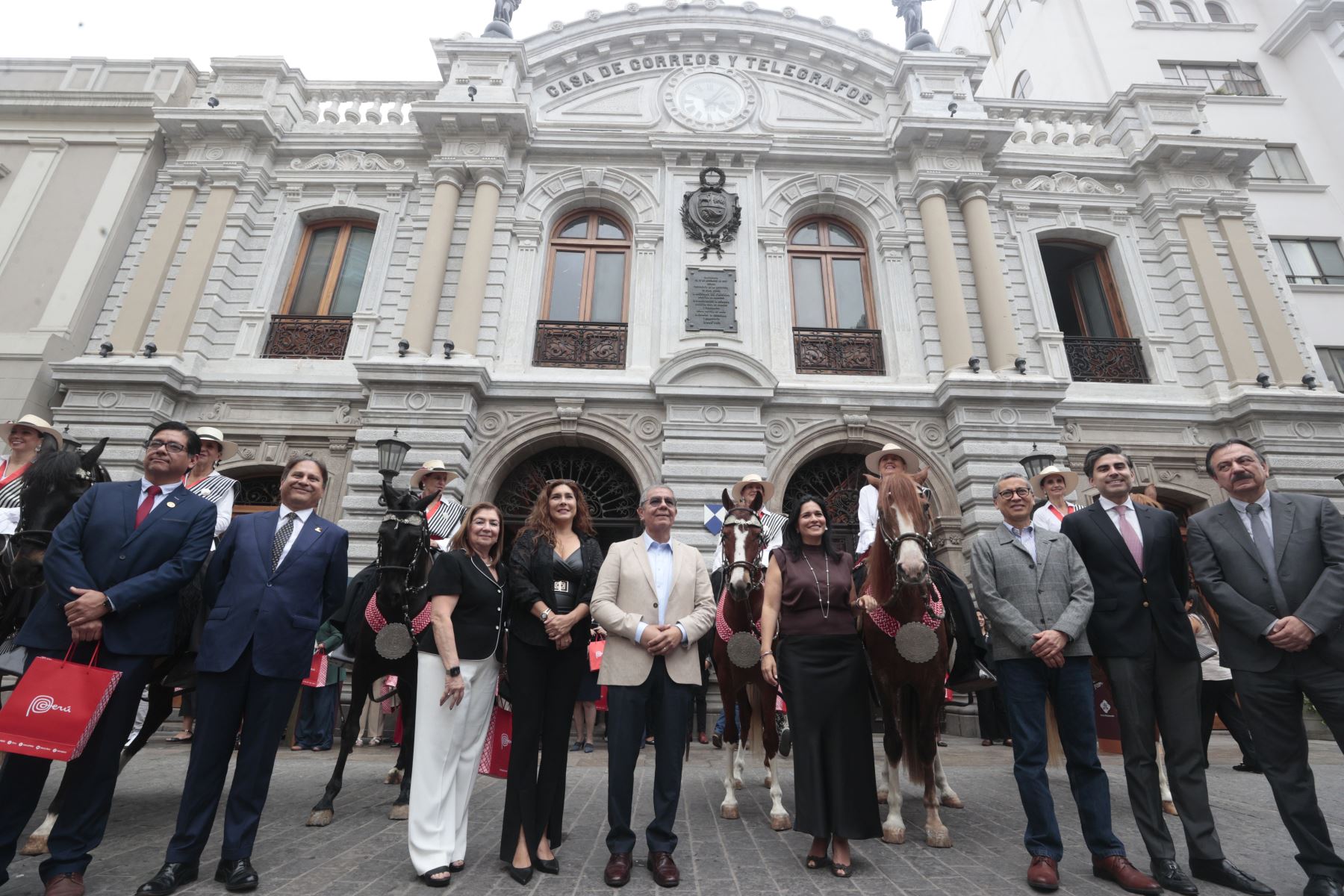 Leonidas Orellana Castro recibe el Premio Nacional Amautas de la Artesanía Peruana por su distinguida trayectoria, sus aportes a la conservación de la tradición artesanal y la transmisión de conocimientos para la formación de nuevos artesanos, otorgado por el Ministerio de Comercio Exterior y Turismo.
Foto: ANDINA/Vidal Tarqui