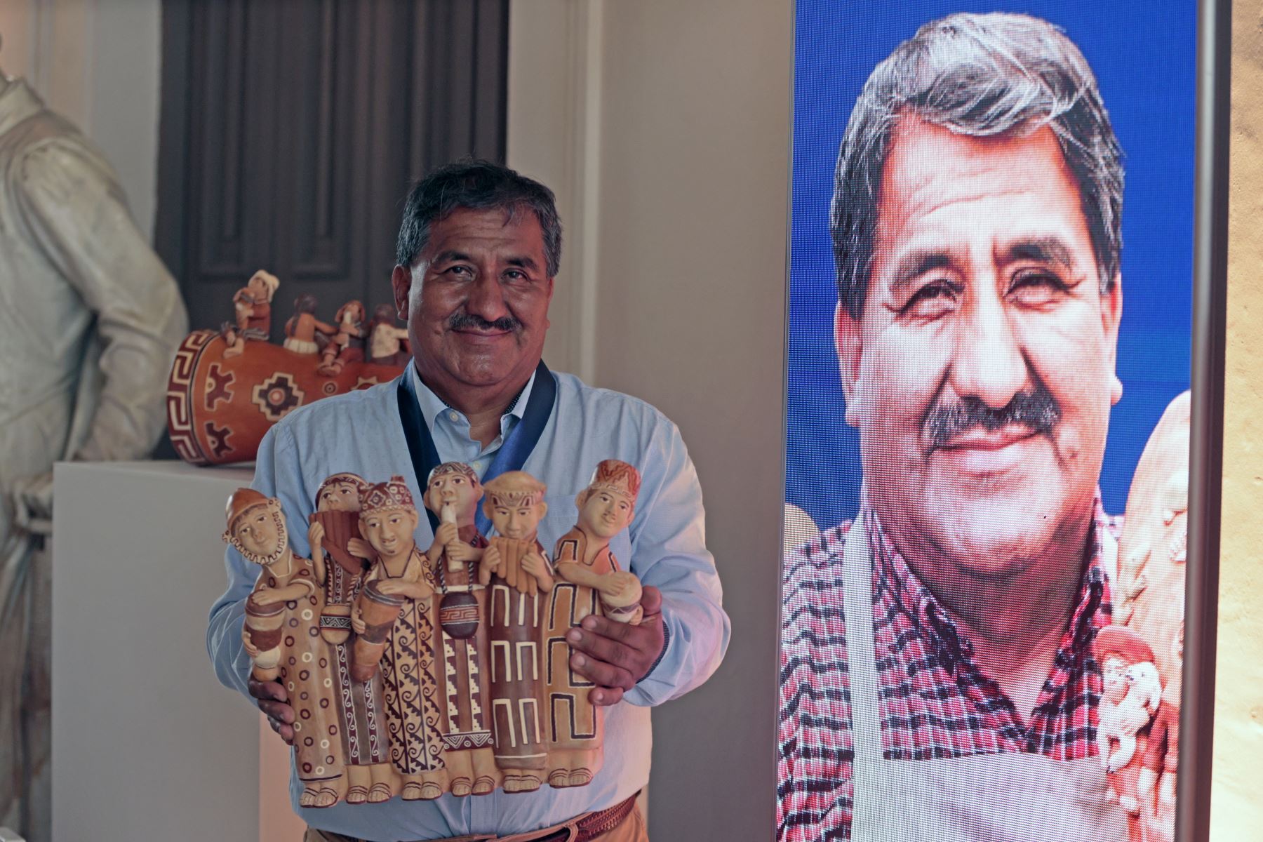 Leonidas Orellana Castro recibe el Premio Nacional Amautas de la Artesanía Peruana por su distinguida trayectoria, sus aportes a la conservación de la tradición artesanal y la transmisión de conocimientos para la formación de nuevos artesanos, otorgado por el Ministerio de Comercio Exterior y Turismo.
Foto: ANDINA/Vidal Tarqui