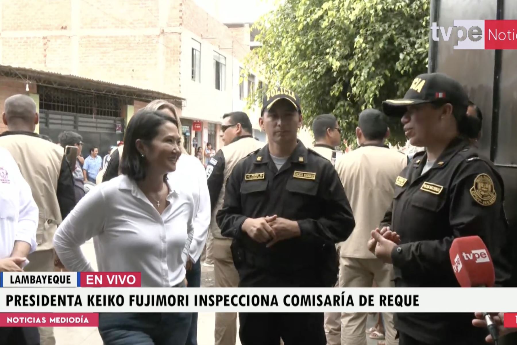 Presidenta Keiko Fujimori inspecciona la comisaría de Reque