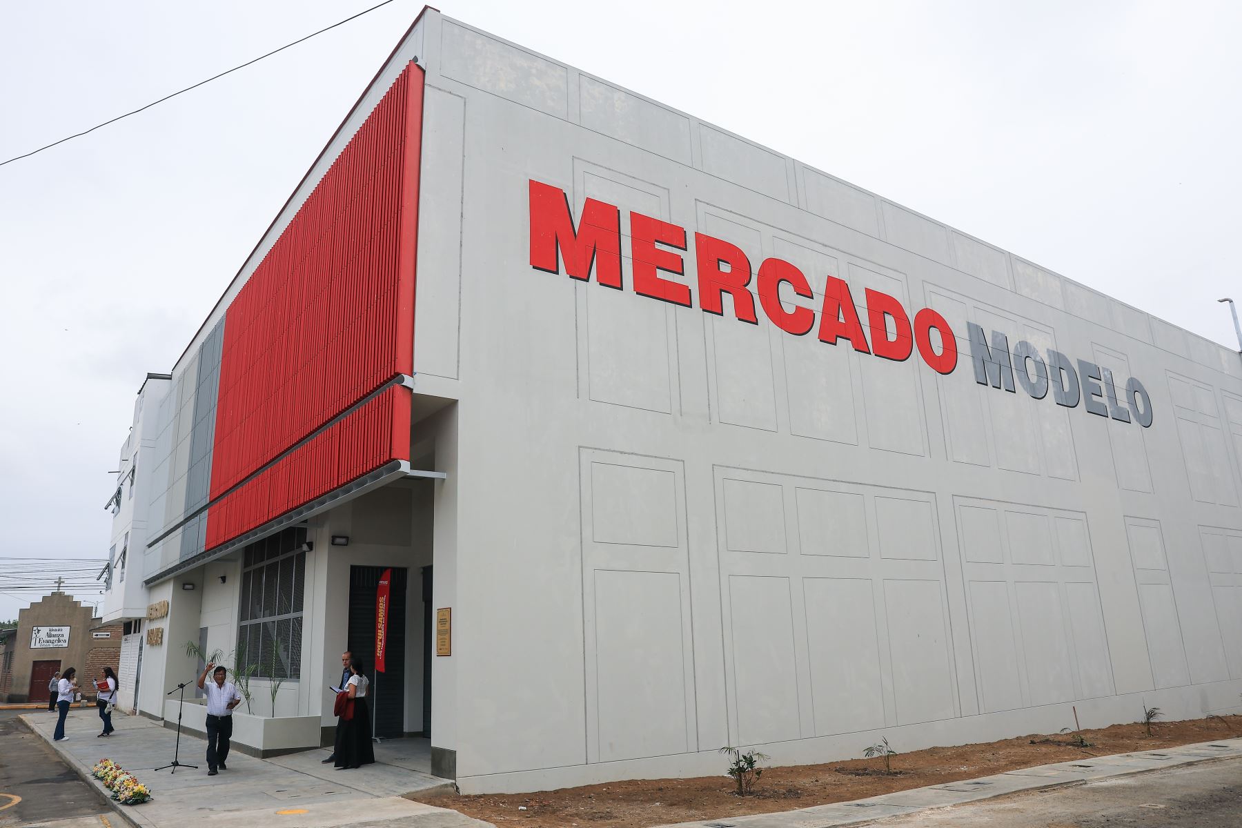 La presidenta Keiko Fujimori inaugura el moderno Mercado de Abastos de Reque para mejorar servicios y dinamizar la economía local.
Foto: ANDINA/Prensa Presidencia