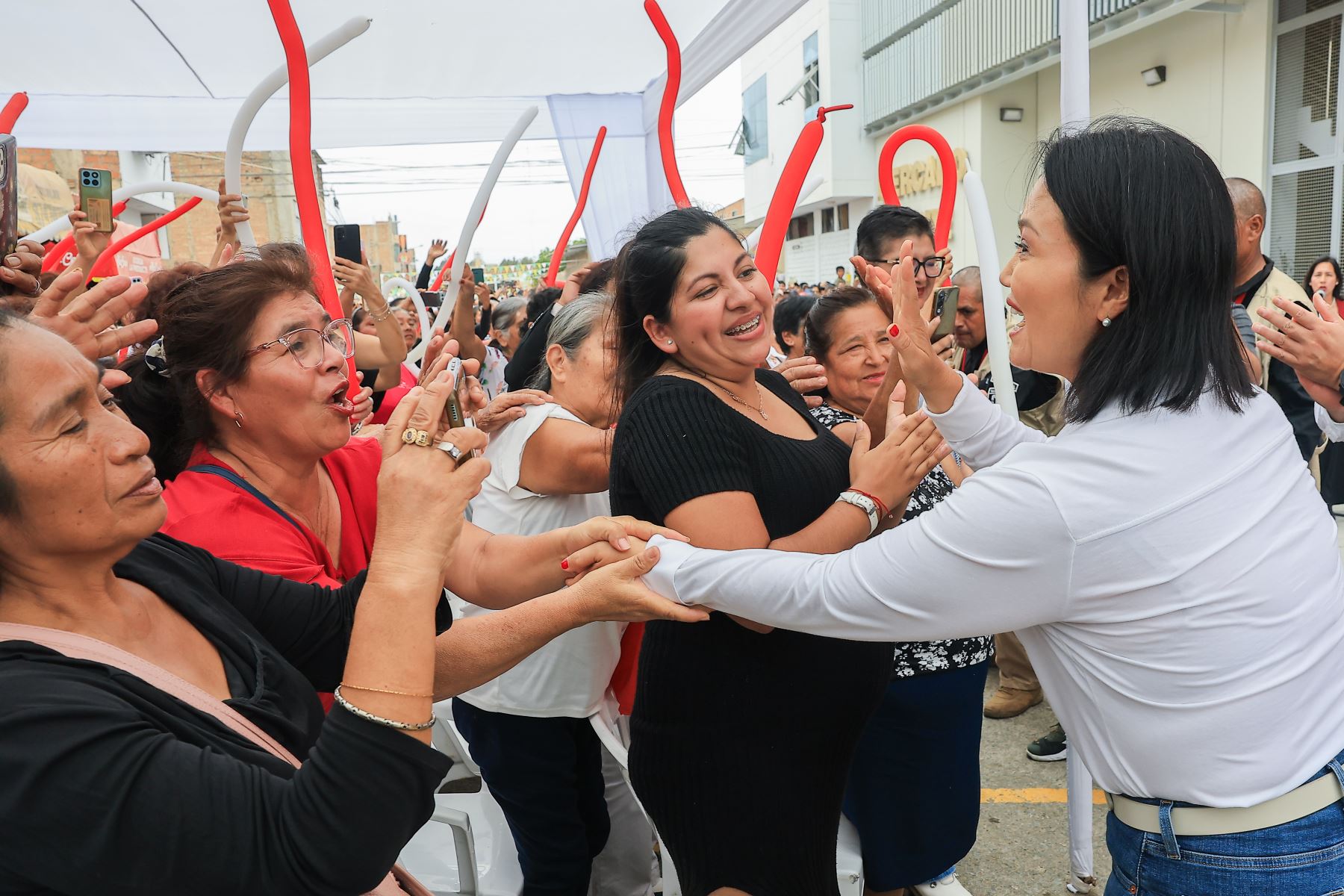 La presidenta Keiko Fujimori inaugura el moderno Mercado de Abastos de Reque para mejorar servicios y dinamizar la economía local.
Foto: ANDINA/Prensa Presidencia