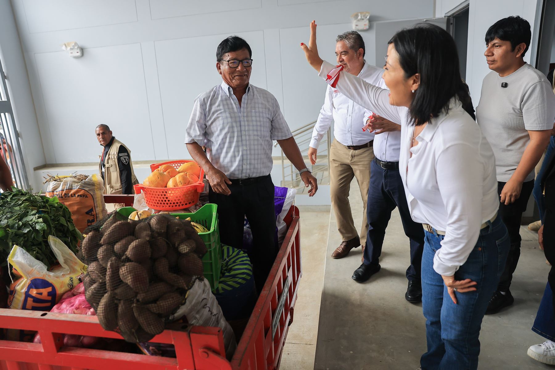 La presidenta Keiko Fujimori inaugura el moderno Mercado de Abastos de Reque para mejorar servicios y dinamizar la economía local.
Foto: ANDINA/Prensa Presidencia
