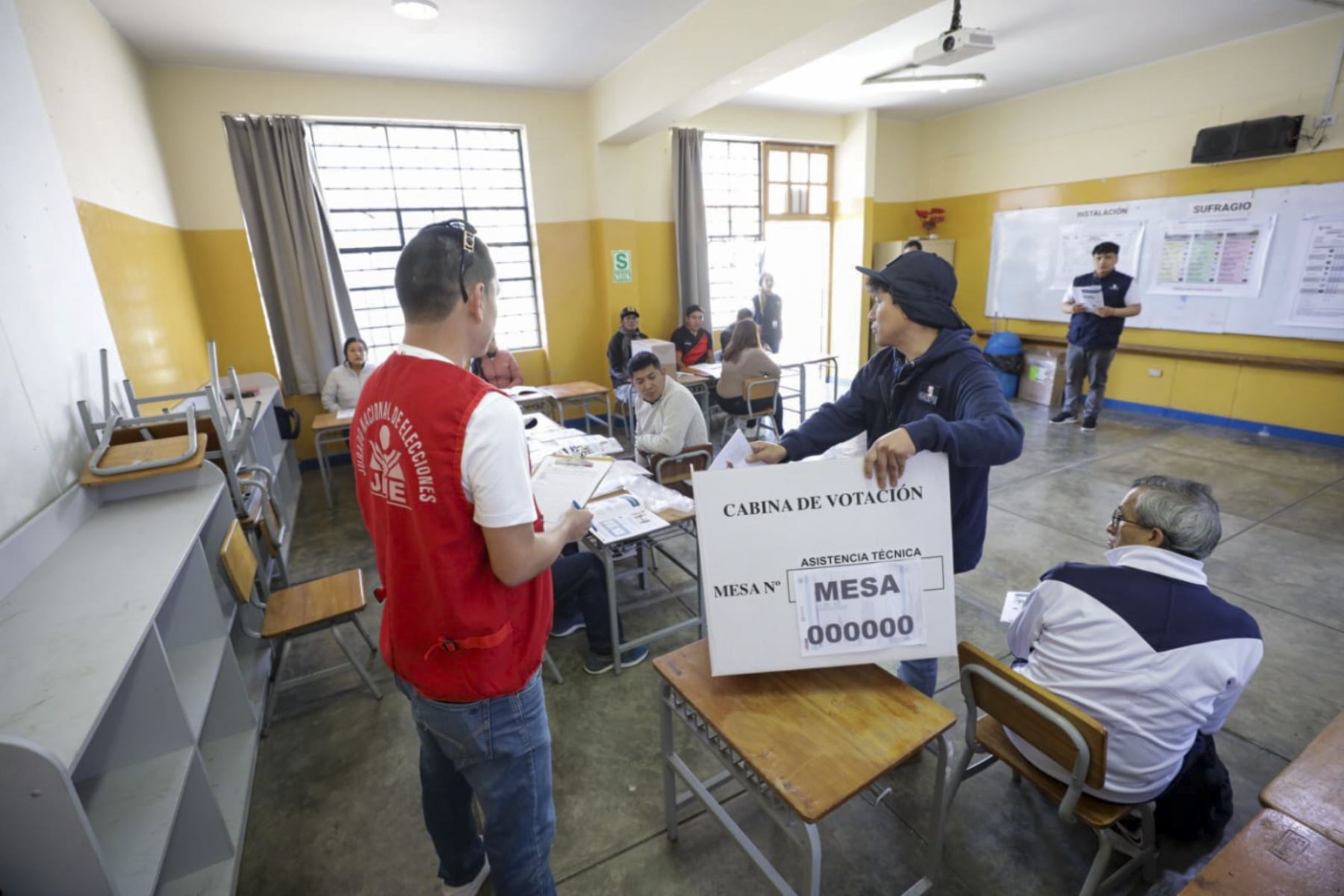 El JNE fiscalizó la capacitación presencial que la ONPE, a través de sus oficinas descentralizadas, impartió a los ciudadanos que ejercerán la función de miembros de mesa de sufragio (titulares y suplentes) el próximo domingo 4 de octubre. Foto: JNE