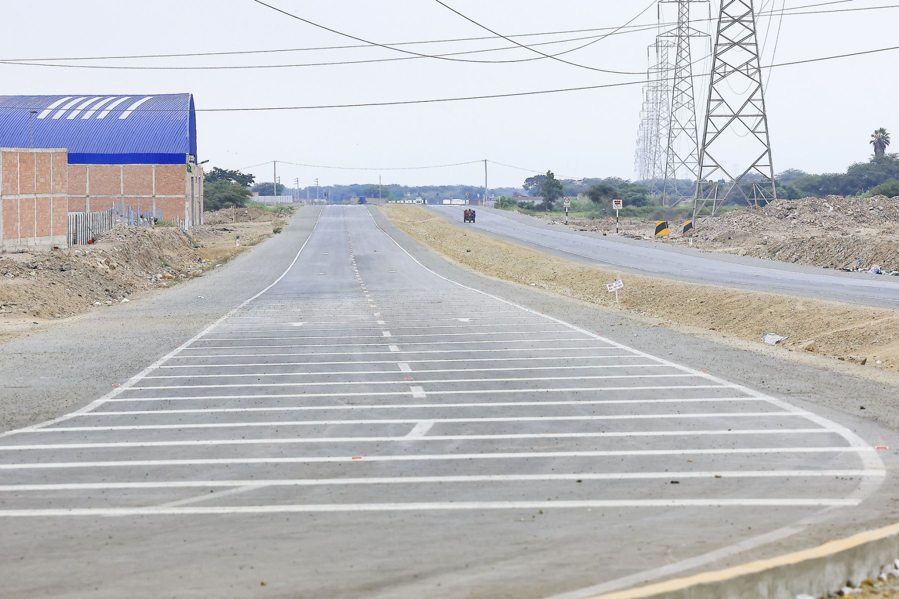 En Lambayeque, la presidenta Keiko Fujimori, realizó visitas inopinadas a la comisaría de Reque, el centro de Salud y el megaproyecto Autopista del Sol. Foto: Presidencia