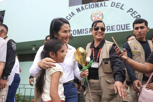 Presidenta Keiko Fujimori realiza visitas inopinadas a comisaría, centro de salud y megaproyecto Autopista del Sol en Lambayeque