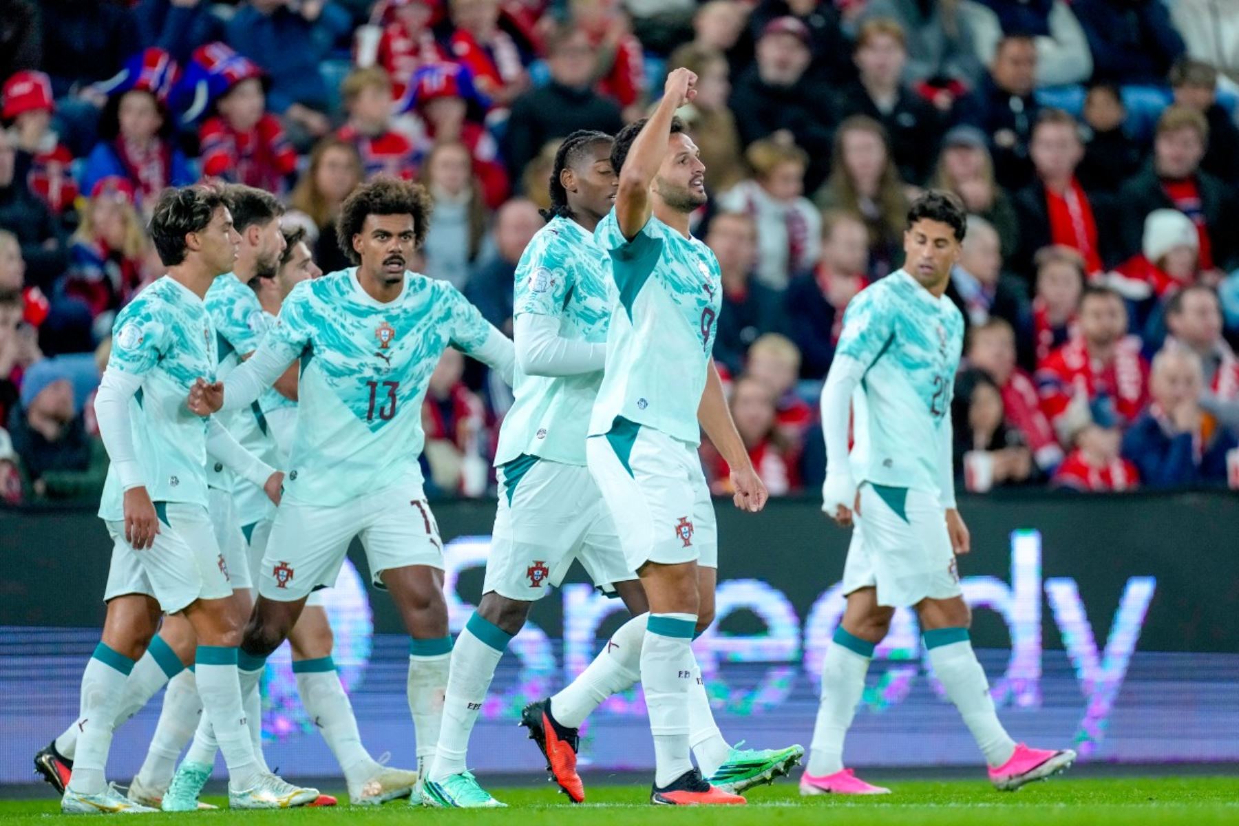 El delantero portugués Gonçalo Ramos celebra tras marcar un gol durante el partido de fútbol del Grupo A4 de la Liga de Naciones de la UEFA entre Noruega y Portugal en Oslo el 27 de septiembre de 2026. Foto: AFP