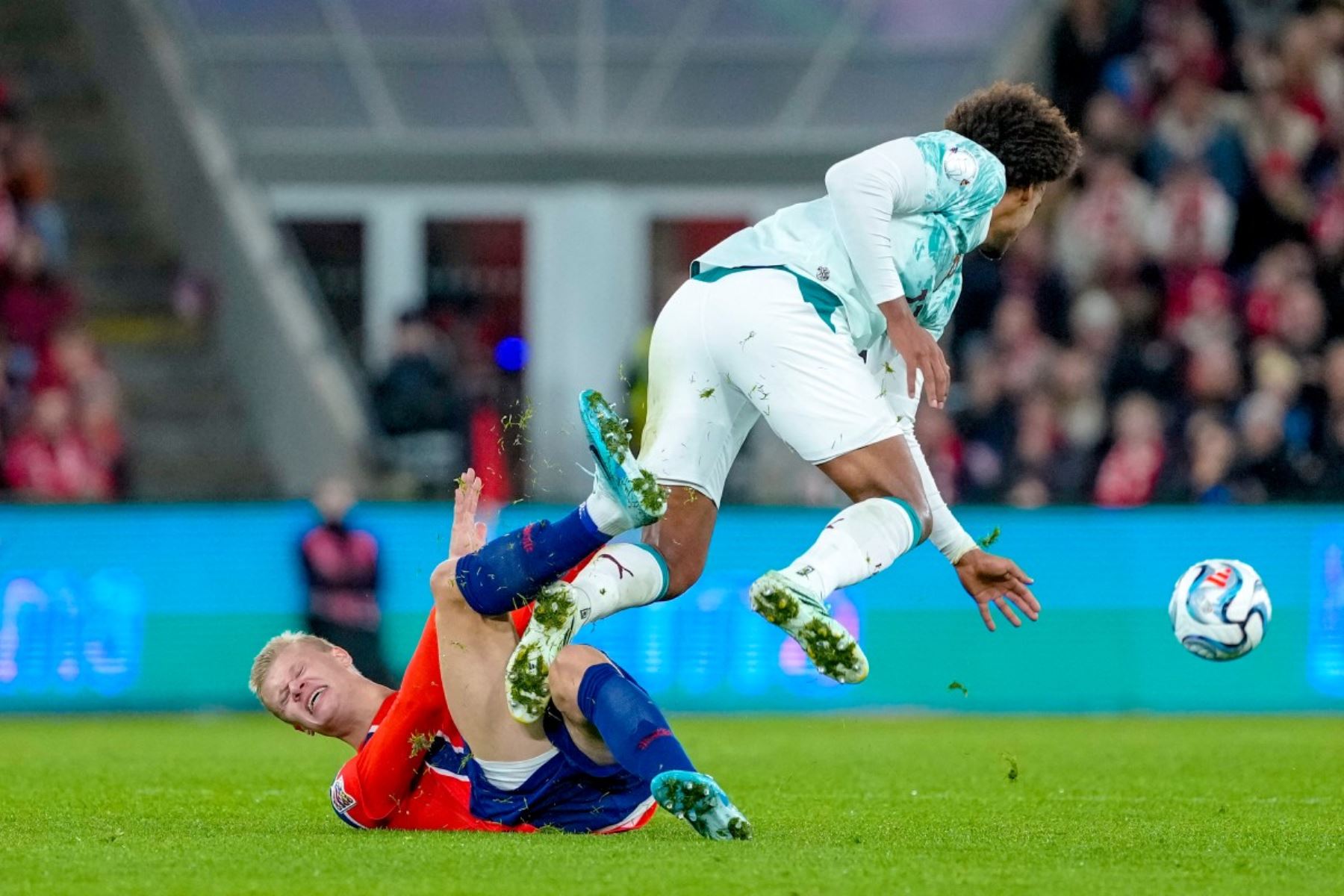 El delantero noruego Erling Braut Haaland (#09) y el defensa portugués Renato Veiga (#13) disputan el balón durante el partido de fútbol del Grupo A4 de la Liga de Naciones de la UEFA entre Noruega y Portugal en Oslo el 27 de septiembre de 2026.   Foto: AFP