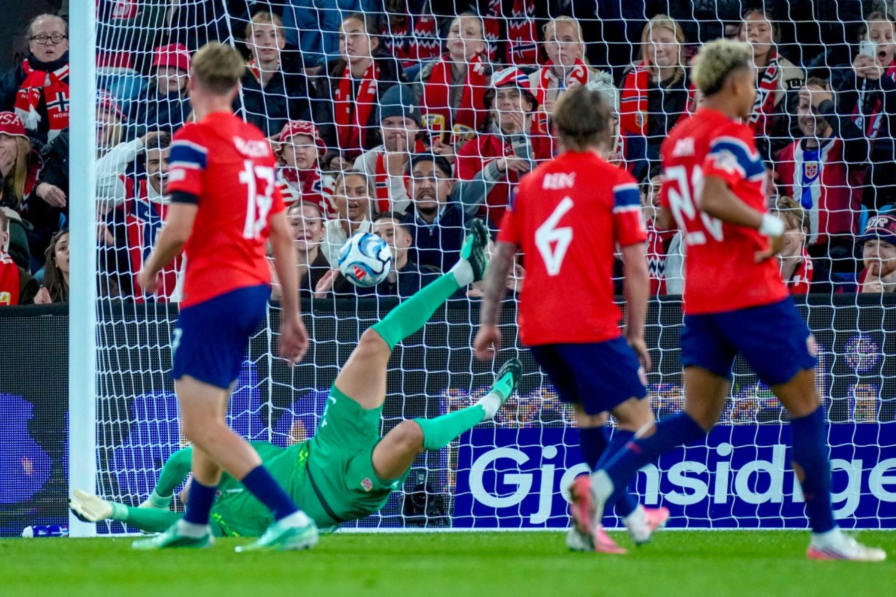 El delantero portugués João Félix, número 11 (no visible en la imagen), anota el 0-1 durante el partido de fútbol del Grupo A4 de la Liga de Naciones de la UEFA entre Noruega y Portugal en Oslo el 27 de septiembre de 2026. Foto: AFP