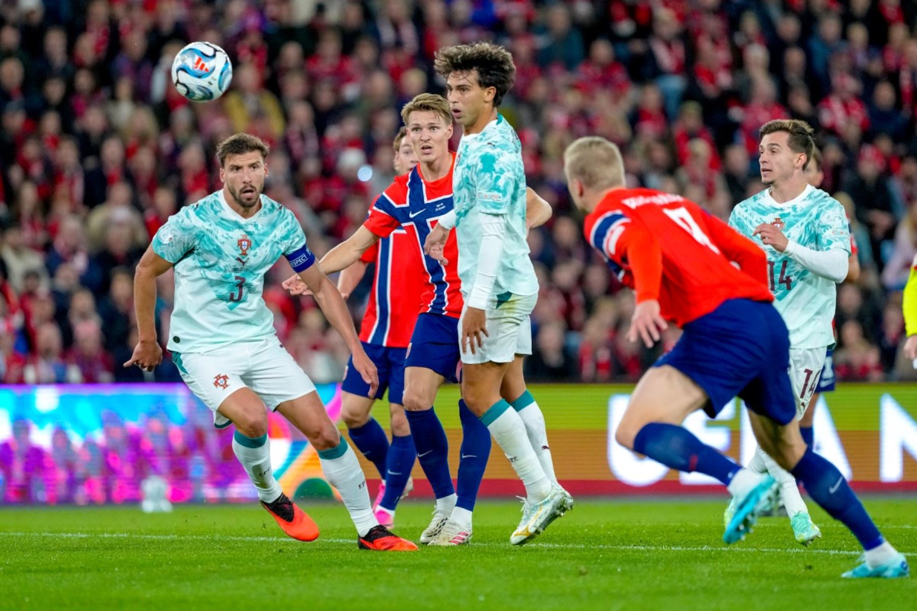 El defensa portugués #03 Ruben Dias (izq.) y el centrocampista noruego #10 Martin Odegaard disputan el balón durante el partido de fútbol del Grupo A4 de la Liga de Naciones de la UEFA entre Noruega y Portugal en Oslo el 27 de septiembre de 2026. Foto: AFP