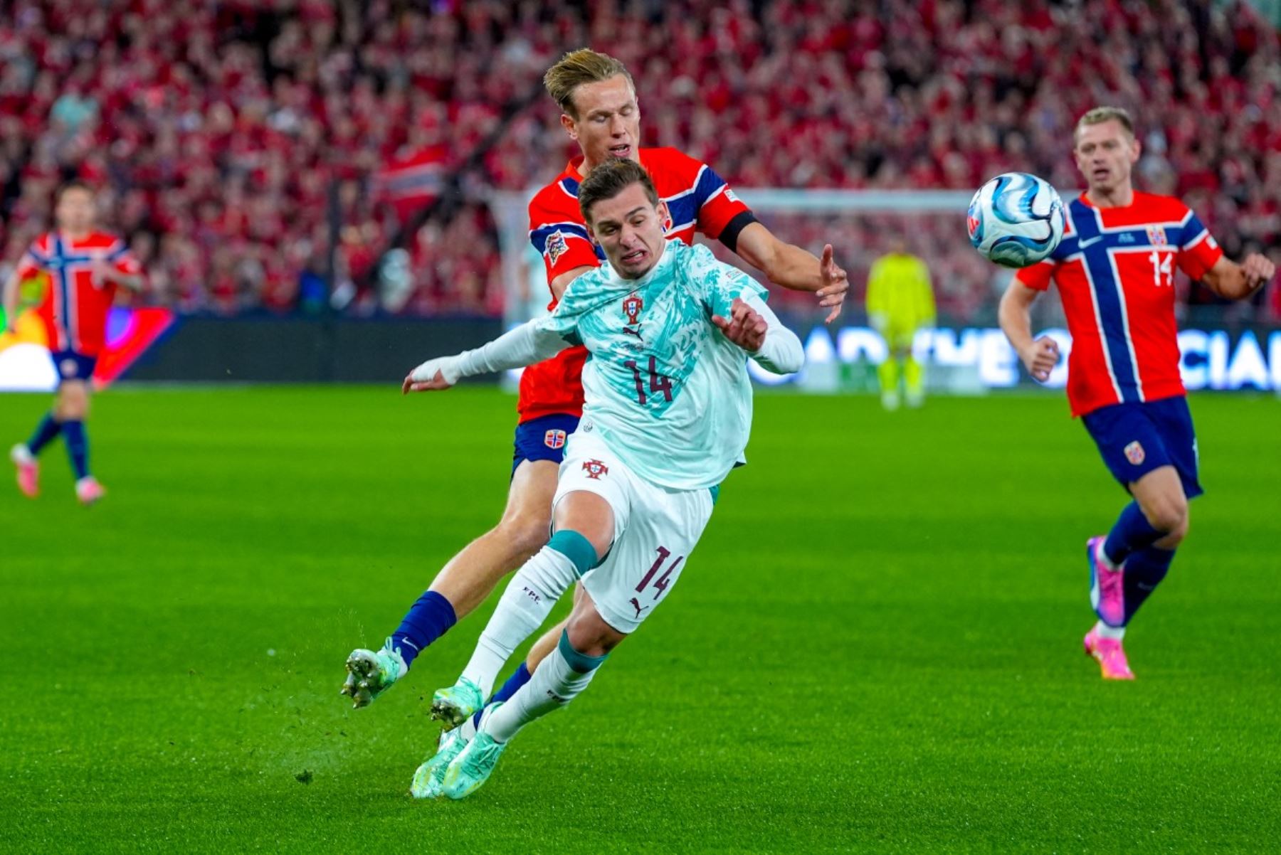 El defensa noruego número 17, Torbjörn Lysaker Heggem, y el delantero portugués número 14, Francisco Chico Conceição, disputan el balón durante el partido de fútbol del Grupo A4 de la Liga de Naciones de la UEFA entre Noruega y Portugal en Oslo el 27 de septiembre de 2026. Foto: AFP