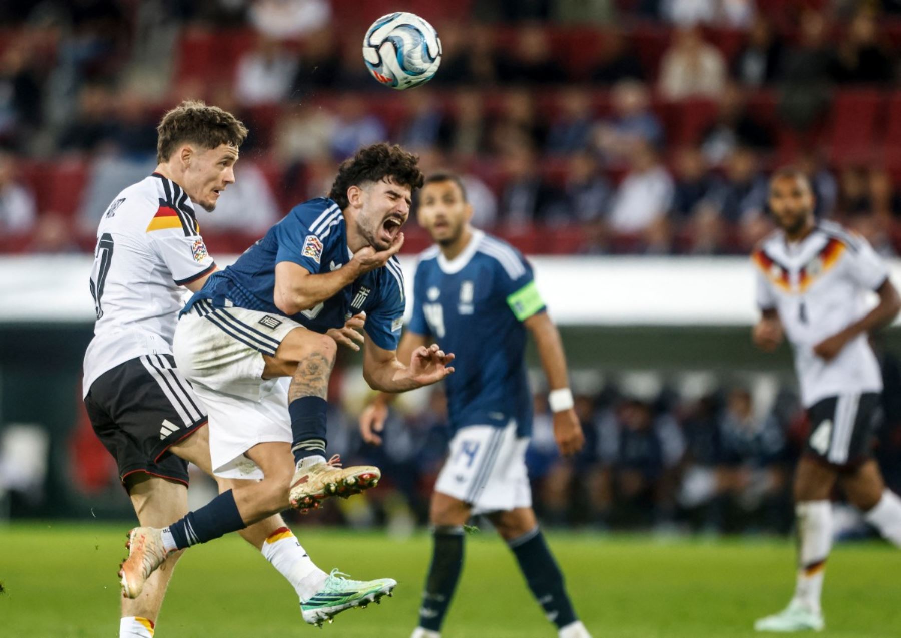 El centrocampista alemán Florian Wirtz (izq.), número 17, y el centrocampista griego Thanasis Androutsos, número 5, disputan el balón durante el partido de la fase de grupos A2 de la Liga de Naciones de la UEFA entre Alemania y Grecia en Augsburgo, al sur de Alemania, el 27 de septiembre de 2026. (Foto de Michaela STACHE / AFP)