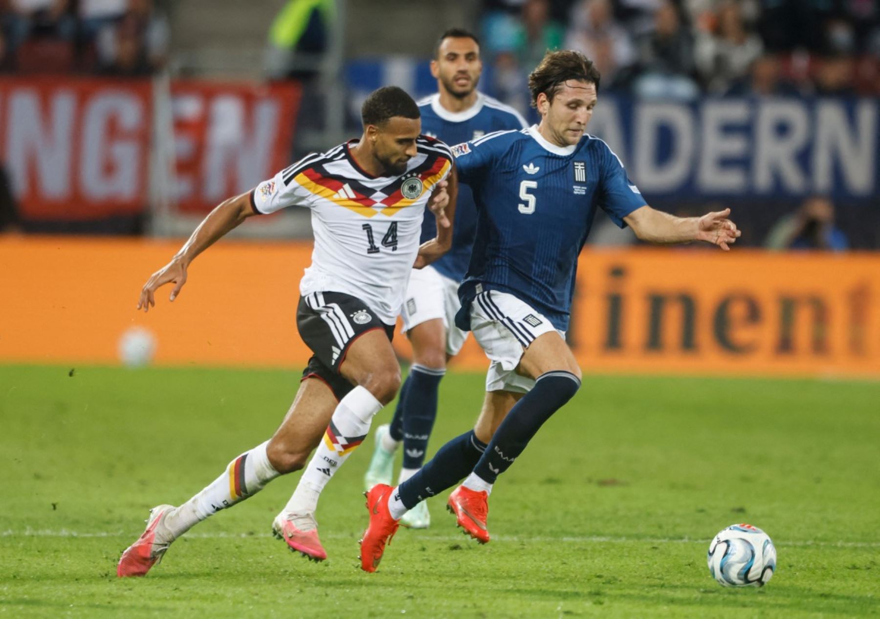 El defensa alemán número 14, Josha Vagnoman (izquierda), y el defensa griego número 05, Panagiotis Retsos, disputan el balón durante el partido de la fase de grupos A2 de la Liga de Naciones de la UEFA entre Alemania y Grecia en Augsburgo, al sur de Alemania, el 27 de septiembre de 2026. (Foto de Michaela STACHE / AFP)