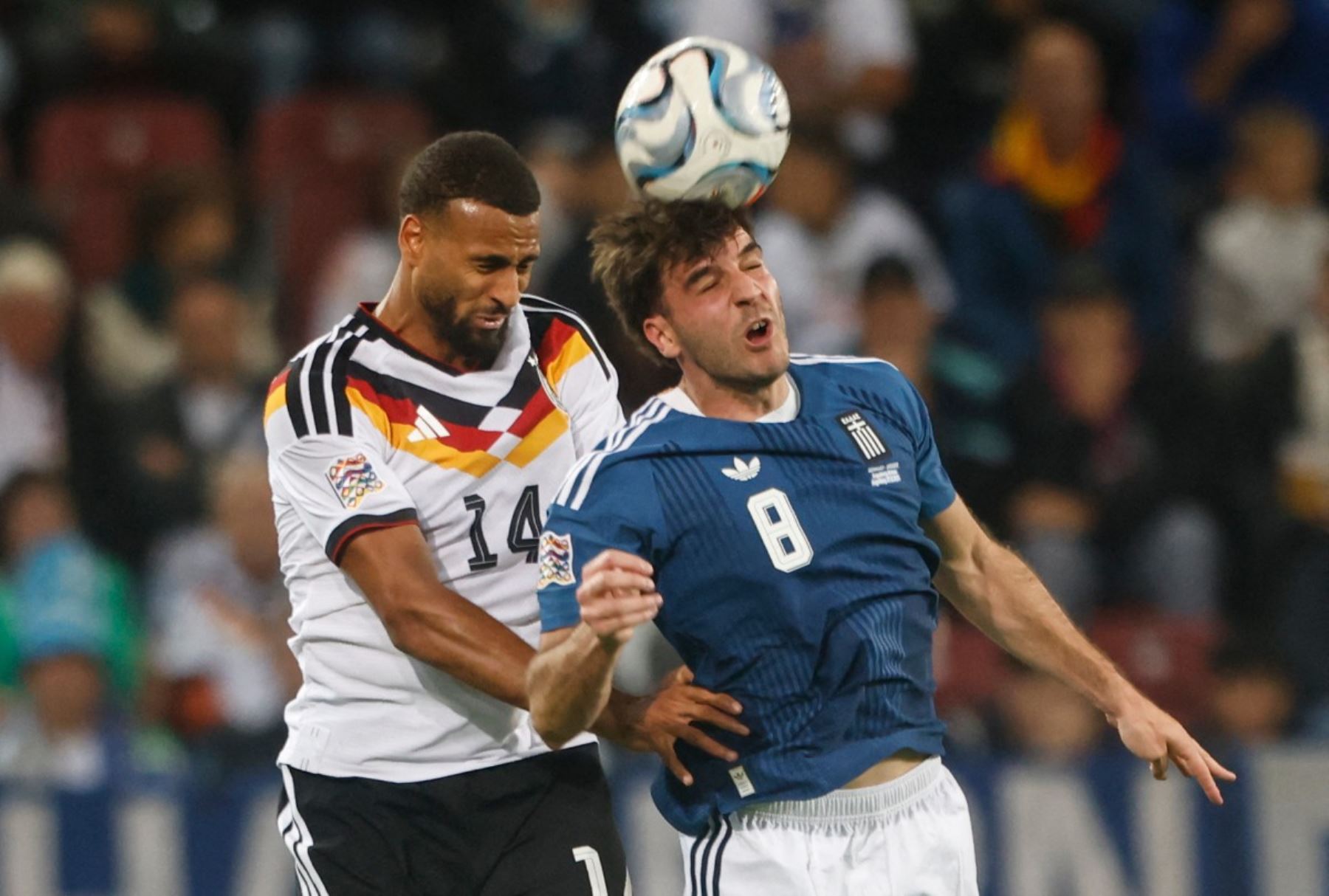 El defensa alemán Josha Vagnoman (izq.), número 14, y el delantero griego Fotis Ioannidis, número 8, disputan el balón durante el partido de la fase de grupos A2 de la Liga de Naciones de la UEFA entre Alemania y Grecia en Augsburgo, al sur de Alemania, el 27 de septiembre de 2026. (Foto de Michaela STACHE / AFP)