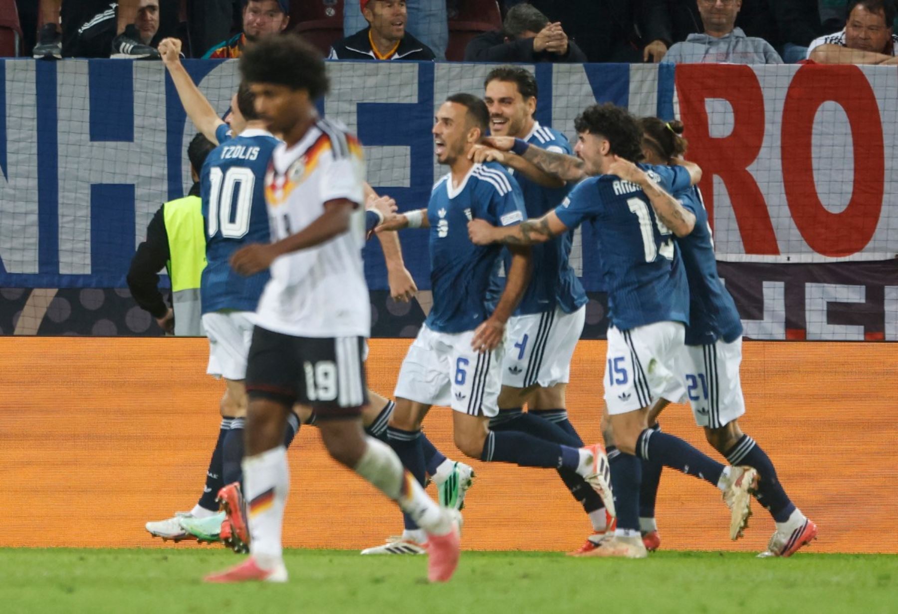 El centrocampista griego Dimitrios Kourbelis (C), número 06, celebra con sus compañeros el primer gol del partido entre Alemania y Grecia, correspondiente al Grupo A2 de la Liga de Naciones de la UEFA, disputado en Augsburgo, al sur de Alemania, el 27 de septiembre de 2026. (Foto de Michaela STACHE / AFP)