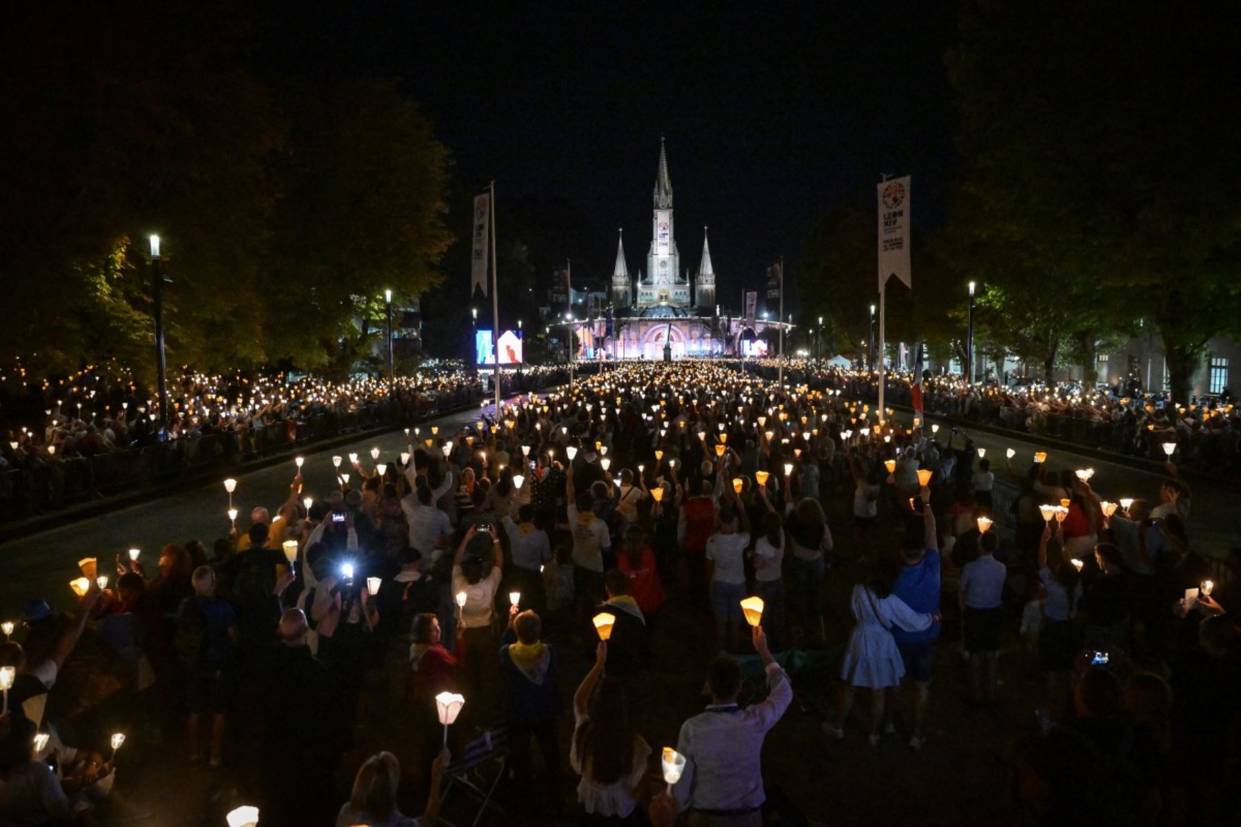 Fieles participan en una procesión con antorchas junto al Papa León XIV tras el rezo del Rosario en el Santuario de Nuestra Señora de Lourdes, en el suroeste de Francia, el 27 de septiembre de 2026, tercer día de su visita a Francia. (Foto de Ed JONES / AFP)