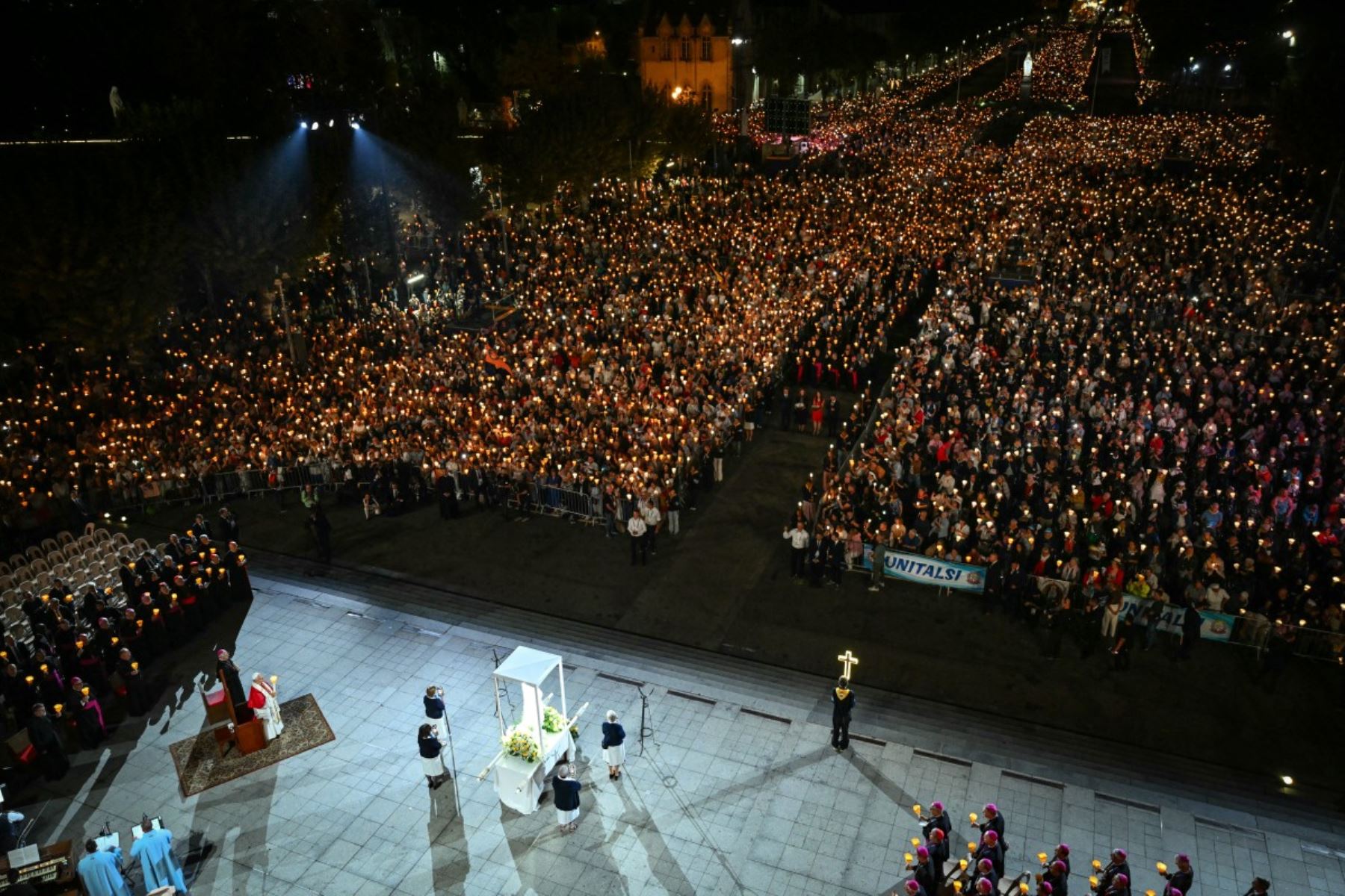 El papa León XIV llega al Santuario de Nuestra Señora de Lourdes al término de una procesión con antorchas en Lourdes, al suroeste de Francia, el 27 de septiembre de 2026, en el tercer día de su visita a Francia. (Foto de Alberto PIZZOLI / AFP