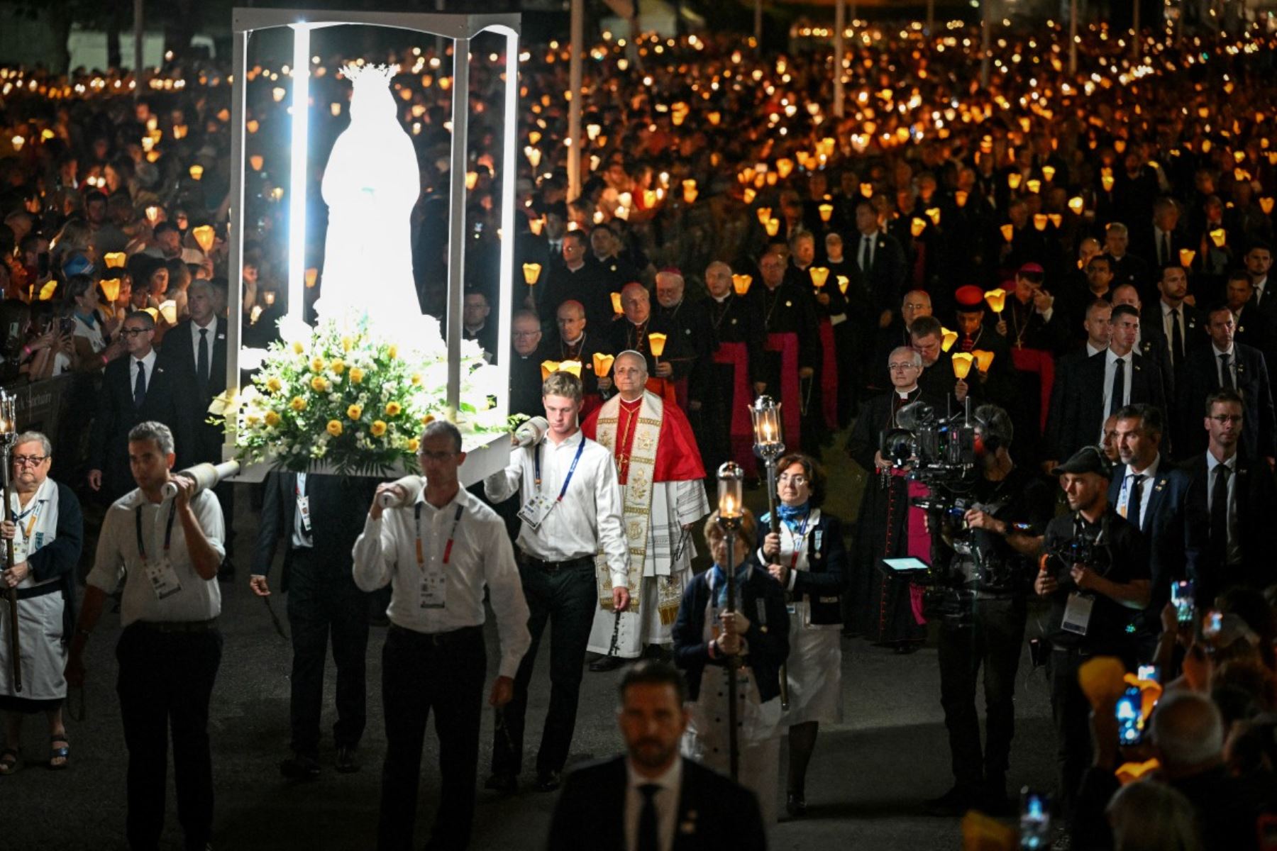 El papa León XIV (C) participa en una procesión con antorchas tras el rezo del Rosario en el Santuario de Nuestra Señora de Lourdes, en el suroeste de Francia, el 27 de septiembre de 2026, tercer día de su visita a Francia. (Foto de Lionel BONAVENTURE / AFP)