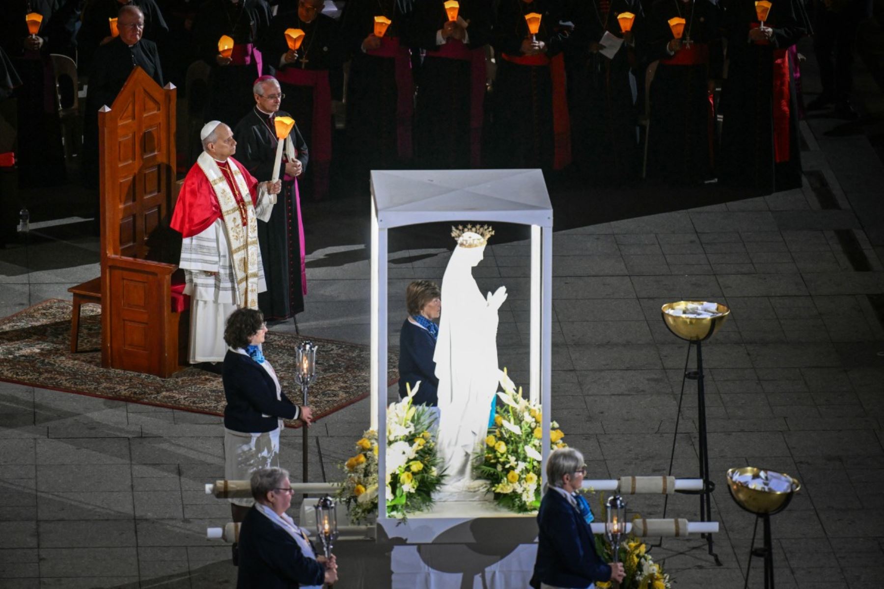 El papa León XIV llega al santuario de Nuestra Señora de Lourdes al término de una procesión con antorchas en Lourdes, al suroeste de Francia, el 27 de septiembre de 2026, en el tercer día de su visita a Francia. (Foto de Alberto PIZZOLI / AFP)