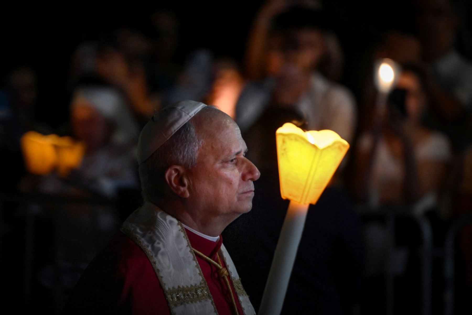 El papa León XIV sostiene una vela mientras participa en una procesión con antorchas tras el rezo del Rosario en el Santuario de Nuestra Señora de Lourdes, en el suroeste de Francia, el 27 de septiembre de 2026, en el tercer día de su visita a Francia. (Foto de Ed JONES / AFP)