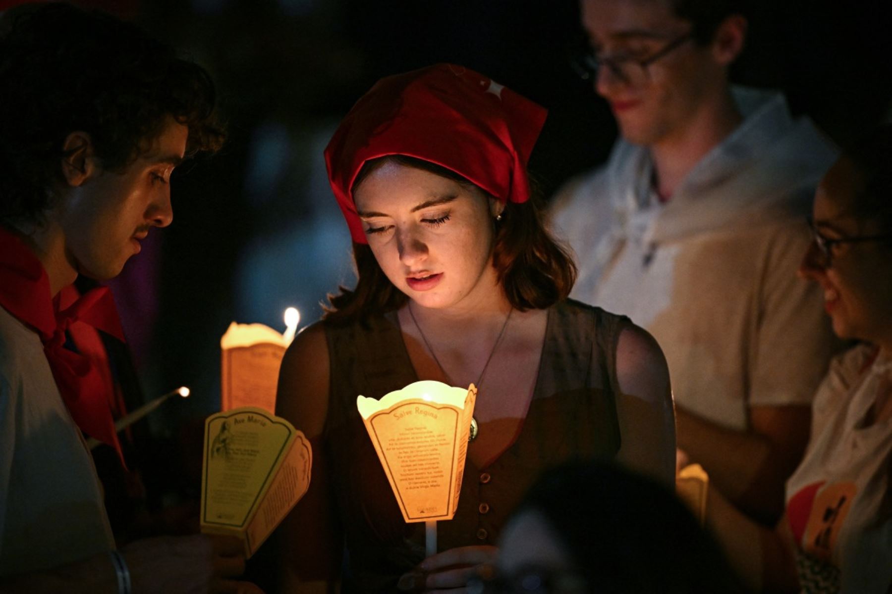 Los fieles encienden velas en el atrio de la Basílica del Santo Rosario antes del rezo del Rosario y una procesión con antorchas junto al Papa León XIV en Lourdes, al suroeste de Francia, el 27 de septiembre de 2026, en el tercer día de su viaje a Francia. (Foto de Lionel Bonaventure / AFP)