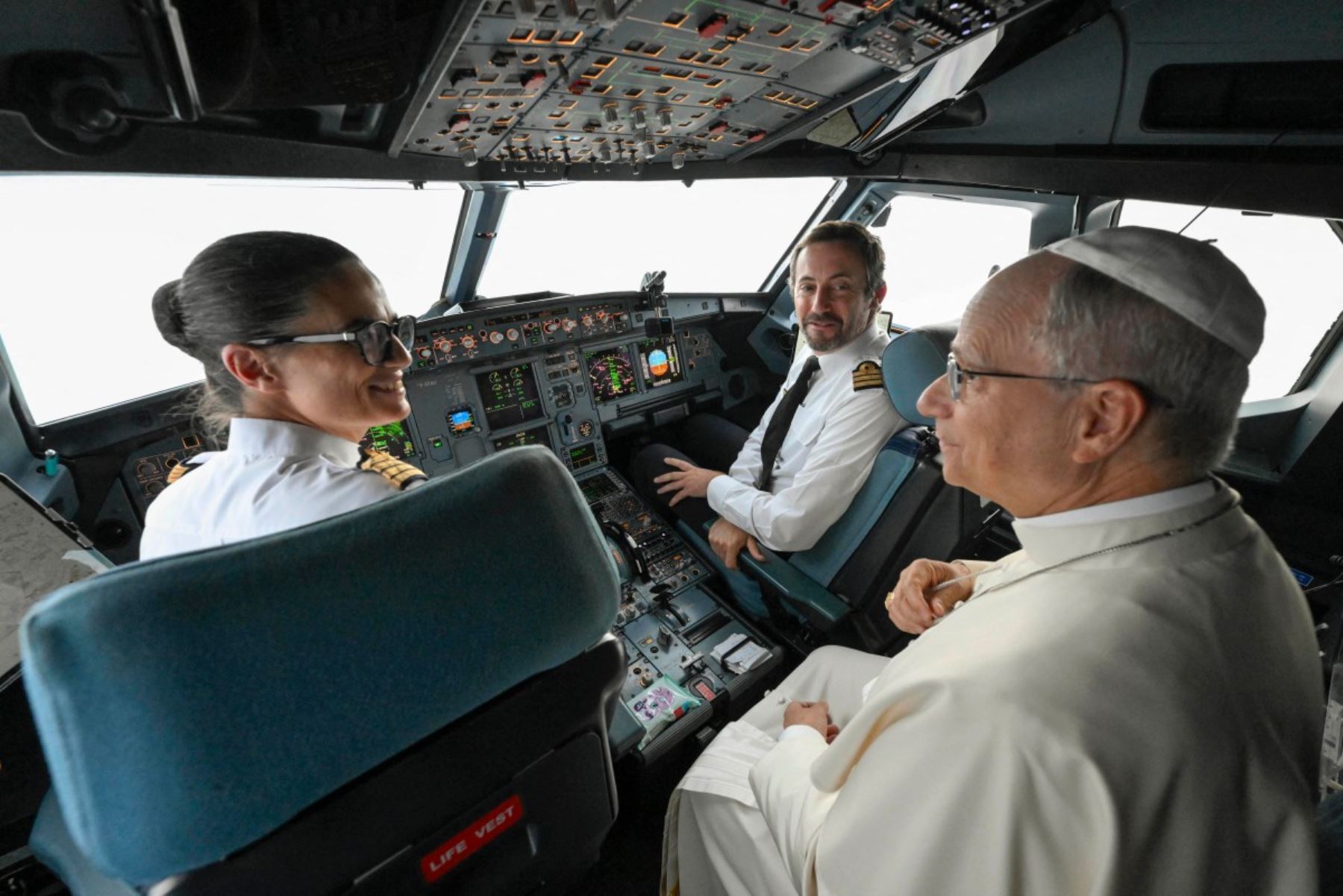 La piloto de Air France Clemence Coussonnea y su copiloto conversan con el papa León XIV en la cabina de su Airbus A320, antes de aterrizar en el aeropuerto de Metz-Nancy-Lorena en el último día de la visita del pontífice al país. Foto: AFP