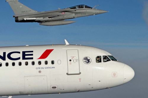 Papa León XIV viaja en un Airbus A320 escoltado por un caza Rafale francés rumbo a Metz