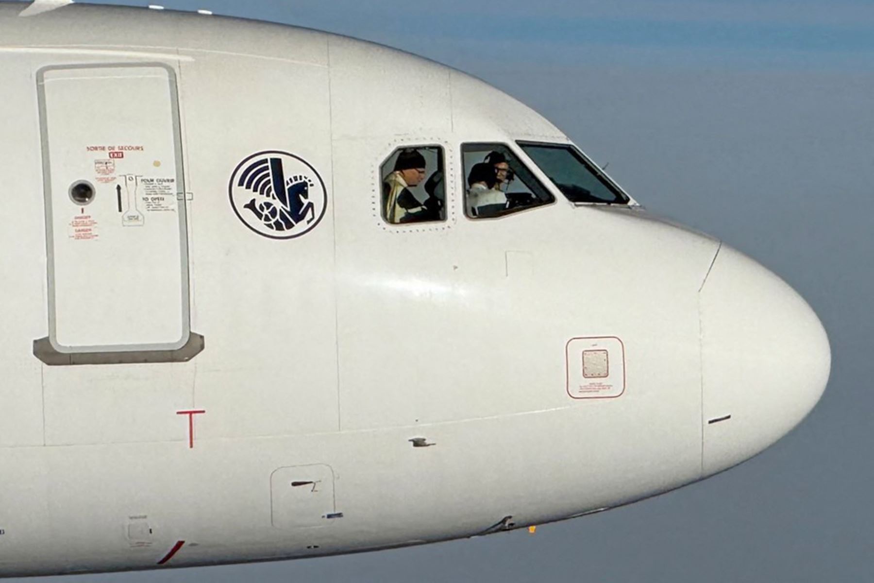 El papa León XIV en la cabina de un avión Airbus A320, escoltado por un caza Rafale francés, en ruta hacia el aeropuerto de Metz-Nancy-Lorena en Francia durante la última jornada de la visita del pontífice al país. Foto: AFP