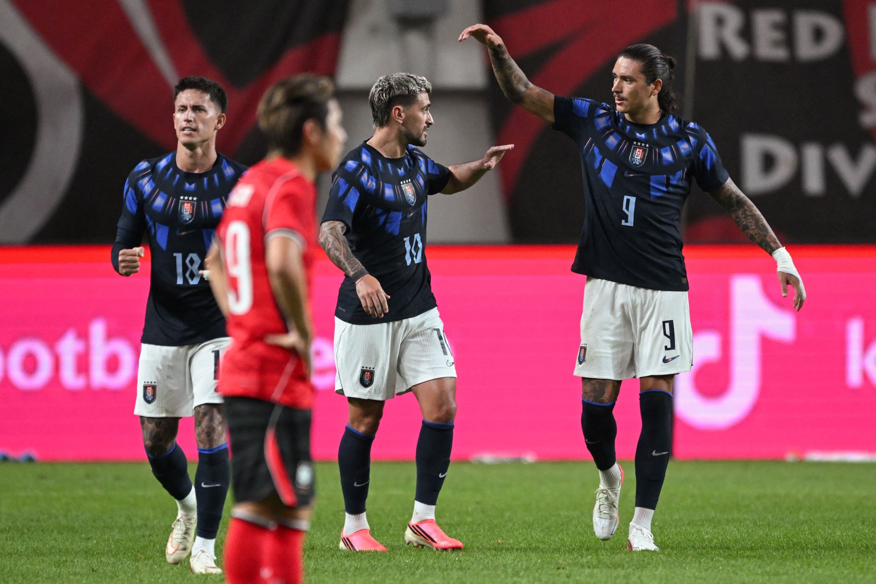 Uruguay goleó 4-1 en Corea del Sur en primer triunfo de Diego Forlán como técnico