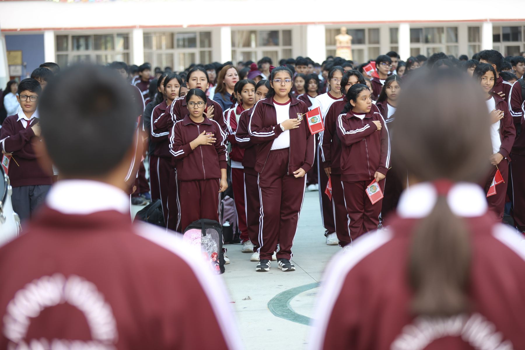 Jornada preventiva y de fortalecimiento de la seguridad escolar en la institución educativa emblemática Alfonso Ugarte, en San Isidro, orientada a promover una cultura de paz, prevención y sana convivencia mediante el trabajo articulado entre el Sector Interior, la comunidad educativa y otros actores. Foto: ANDINA/Jhonel Rodríguez Robles