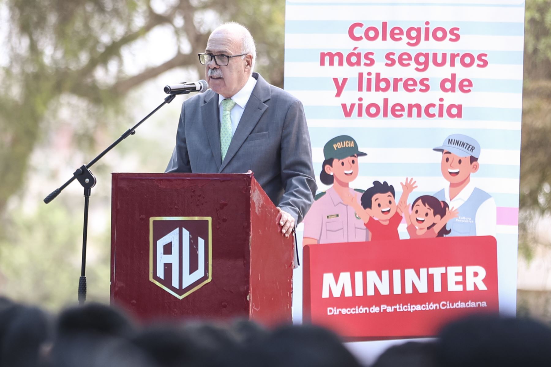 El viceministro de Orden Interno, Alberto Jordán, participó en una jornada preventiva y de fortalecimiento de la seguridad escolar en la institución educativa emblemática Alfonso Ugarte, en San Isidro, orientada a promover una cultura de paz, prevención y sana convivencia mediante el trabajo articulado entre el Sector Interior, la comunidad educativa y otros actores. Foto: ANDINA/Jhonel Rodríguez Robles