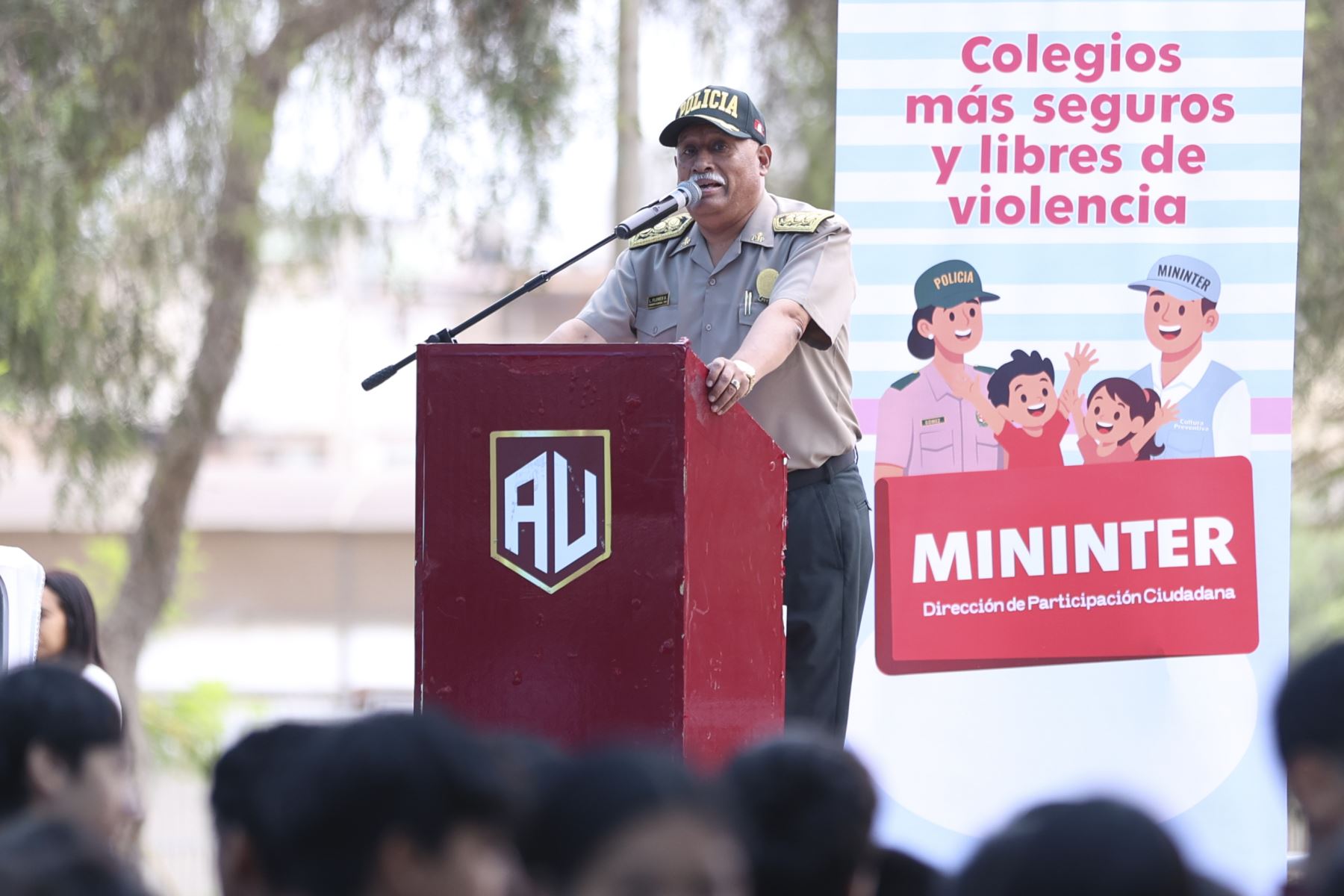 General Luis Flores Solís. El viceministro de Orden Interno, Alberto Jordán, participó en una jornada preventiva y de fortalecimiento de la seguridad escolar en la institución educativa emblemática Alfonso Ugarte, en San Isidro, orientada a promover una cultura de paz, prevención y sana convivencia mediante el trabajo articulado entre el Sector Interior, la comunidad educativa y otros actores. Foto: ANDINA/Jhonel Rodríguez Robles