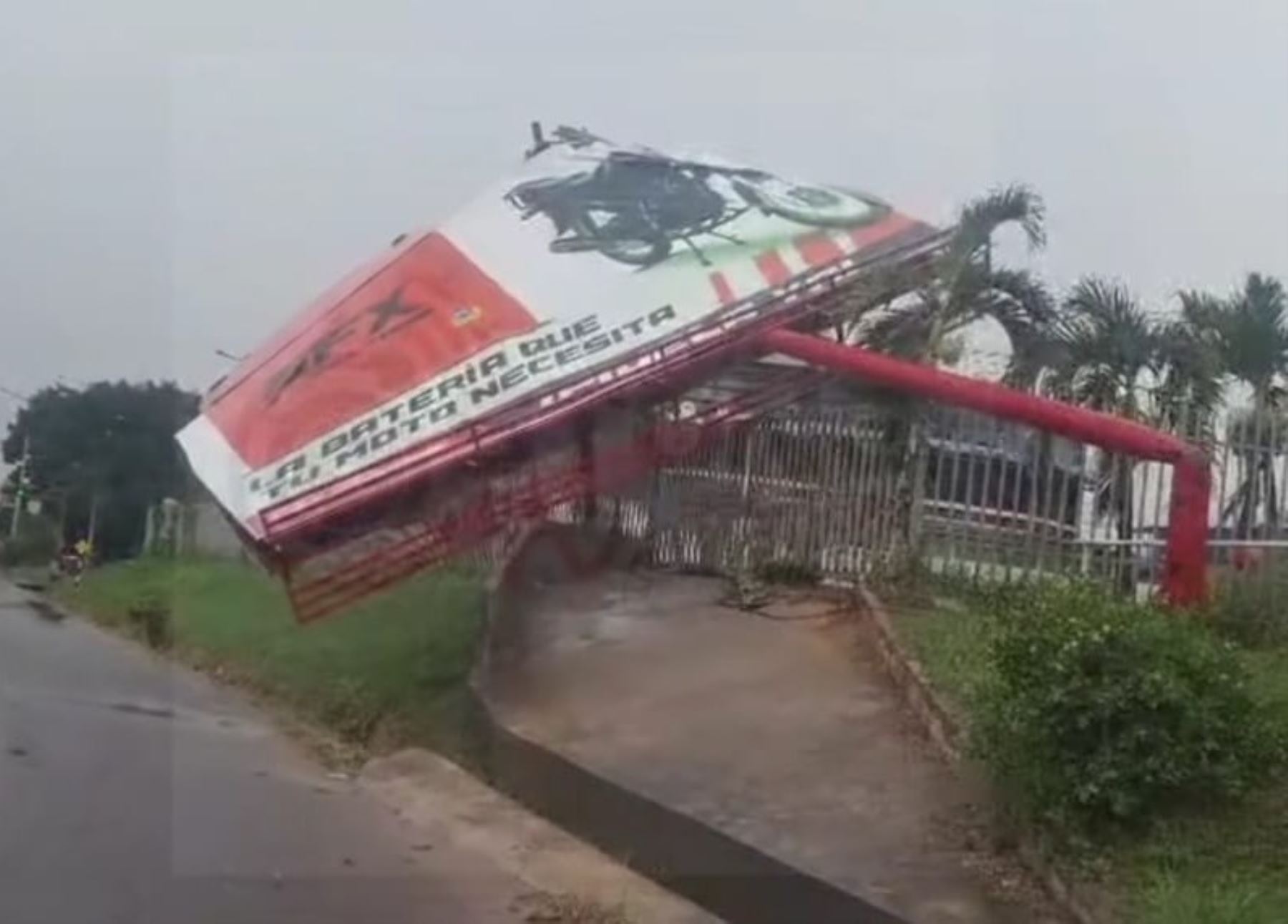 Tarapoto: temporal de lluvia y vientos derriba panel publicitario y causa afectaciones