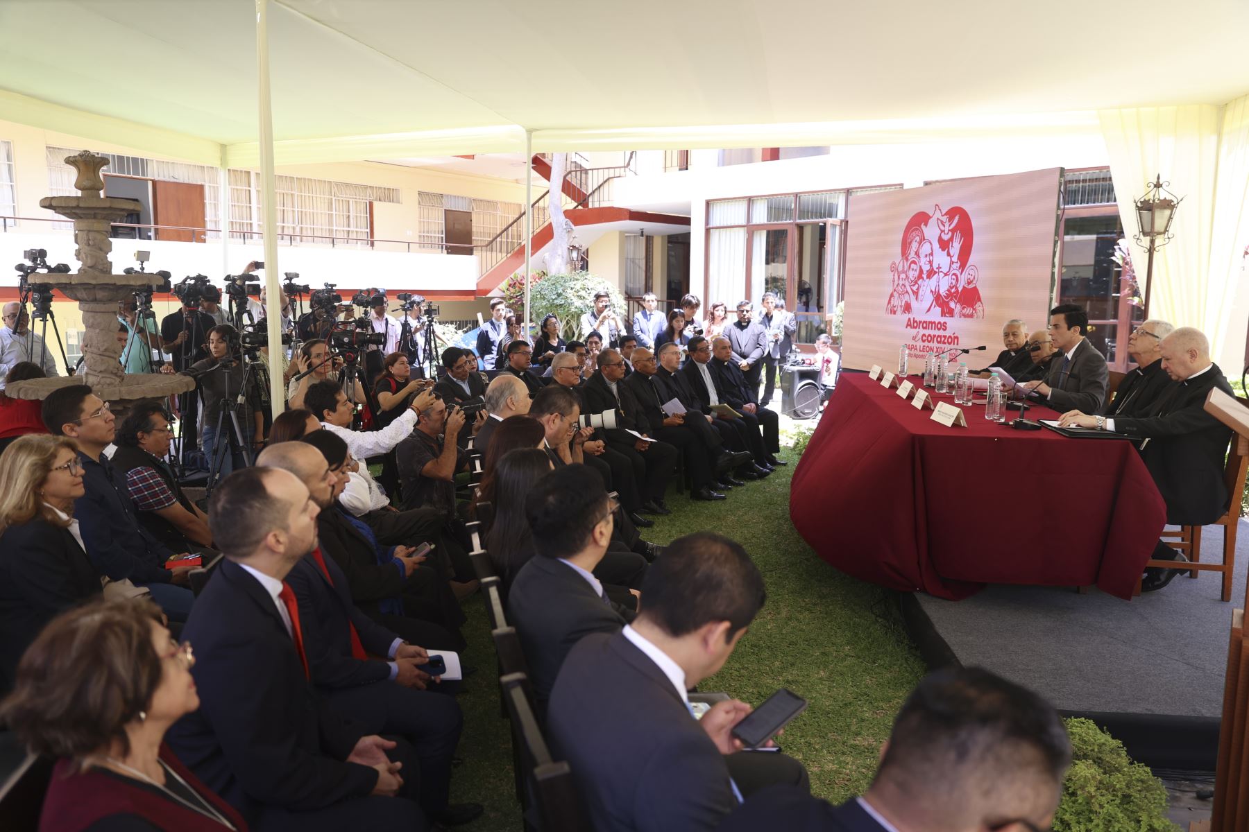 La Conferencia Episcopal Peruana (CEP), en coordinación con la Nunciatura Apostólica y el Gobierno del Perú, realizó una conferencia de prensa junto al canciller Carlos Espá para informar sobre los avances y preparativos de la visita del Santo Padre León XIV al Perú, así como presentar el significado del logotipo y emblema oficiales de esta histórica visita. Foto: ANDINA/Jhonel Rodríguez Robles