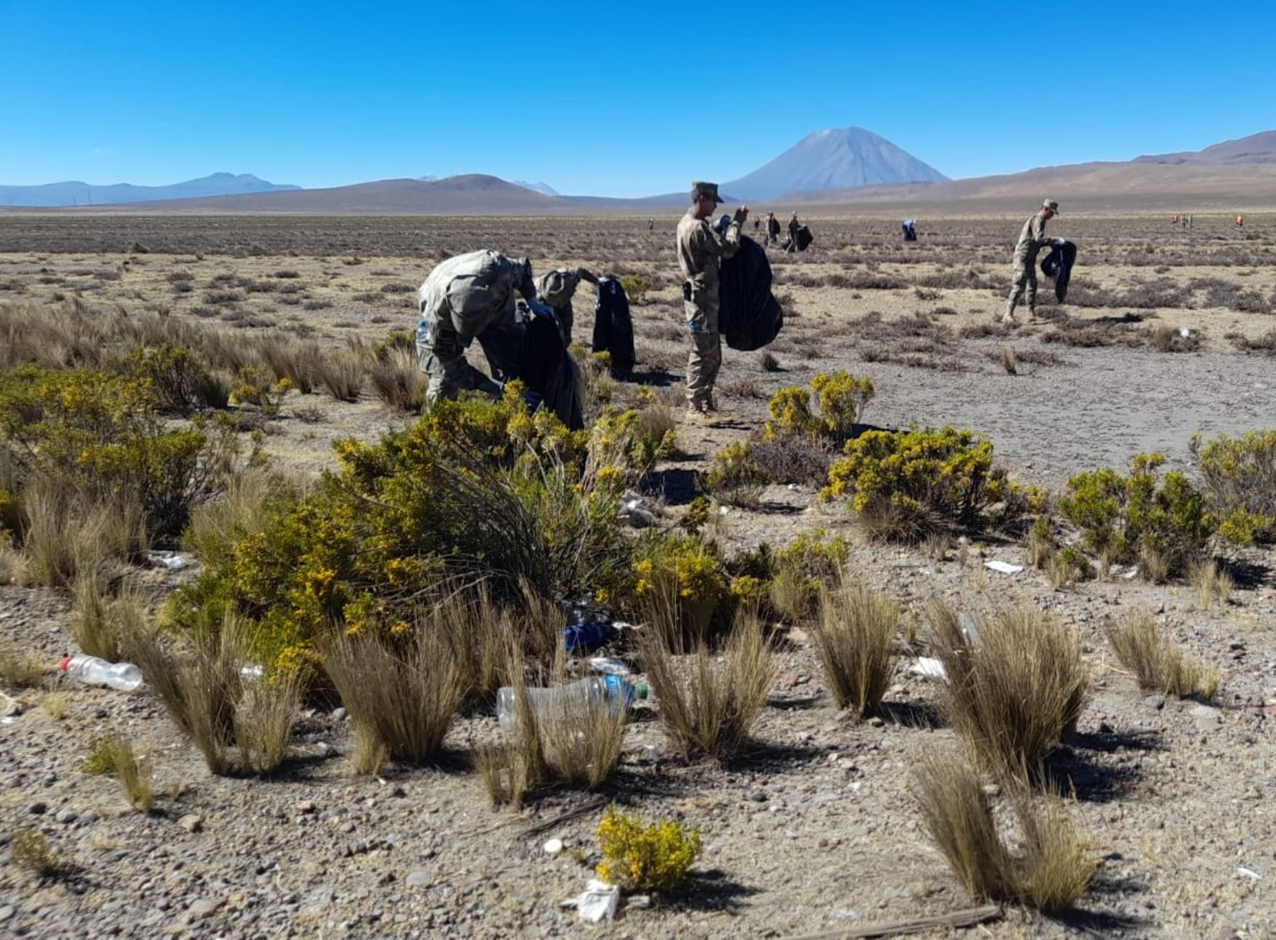 Arequipa: recogen 50 toneladas de basura en la Reserva Nacional de Salinas y Aguada Blanca