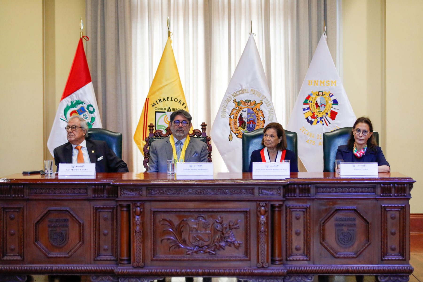La Rectora de la Universidad Nacional Mayor de San Marcos, doctora Jeri Ramón Ruffner, el Alcalde de la Municipalidad de Miraflores, doctor Carlos Canales Anchorena, Liliana Trelles, Directora Adjunta de la Academia Diplomática del Perú “Javier Pérez de Cuéllar” el Director Ejecutivo del Centro de Altos Estudios e Investigaciones Peruanas, Instituto Raúl Porras Barrenechea, Embajador Luis Mendivil-Canales Homenaje por el “LXVI Aniversario del fallecimiento del ex-Canciller Raúl Porras Barrenechea” Foto: ANDINA/Ricardo Cuba