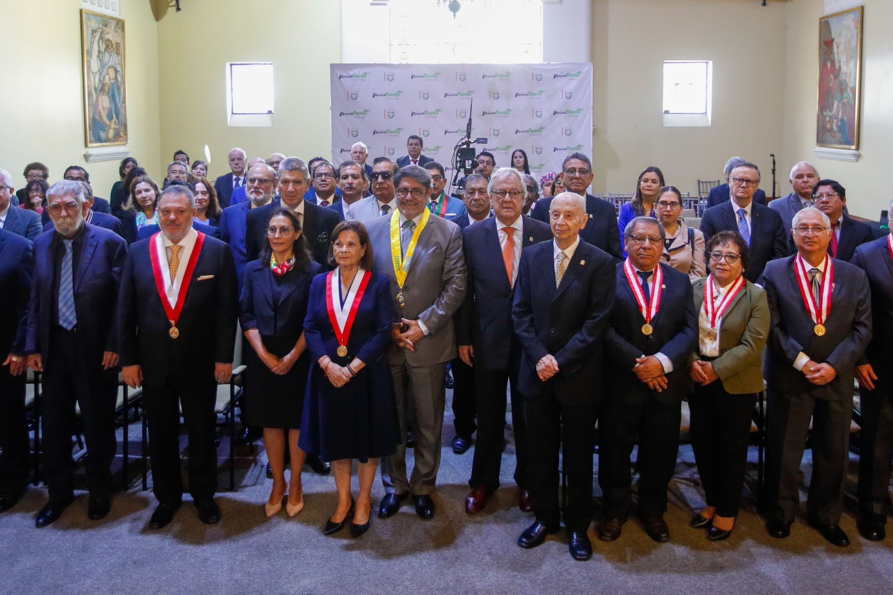 La Rectora de la Universidad Nacional Mayor de San Marcos, doctora Jeri Ramón Ruffner, el Alcalde de la Municipalidad de Miraflores, doctor Carlos Canales Anchorena, Liliana Trelles, Directora Adjunta de la Academia Diplomática del Perú “Javier Pérez de Cuéllar” el Director Ejecutivo del Centro de Altos Estudios e Investigaciones Peruanas, Instituto Raúl Porras Barrenechea, Embajador Luis Mendivil-Canales Homenaje por el “LXVI Aniversario del fallecimiento del ex-Canciller Raúl Porras Barrenechea” Foto: ANDINA/Ricardo Cuba