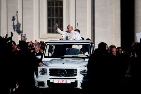 El papa León XIV saluda a los fieles desde el papamóvil durante su visita a Francia. Foto: AFP