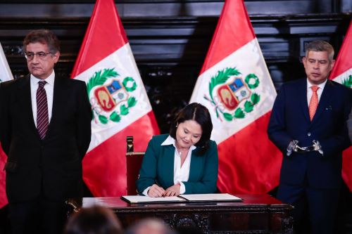 Presidenta de la República, Keiko Fujimori firma el decreto supremo que incrementa la Remuneración Mínima Vital a 1,300 soles en dos tramos. ANDINA/Daniel Bracamonte