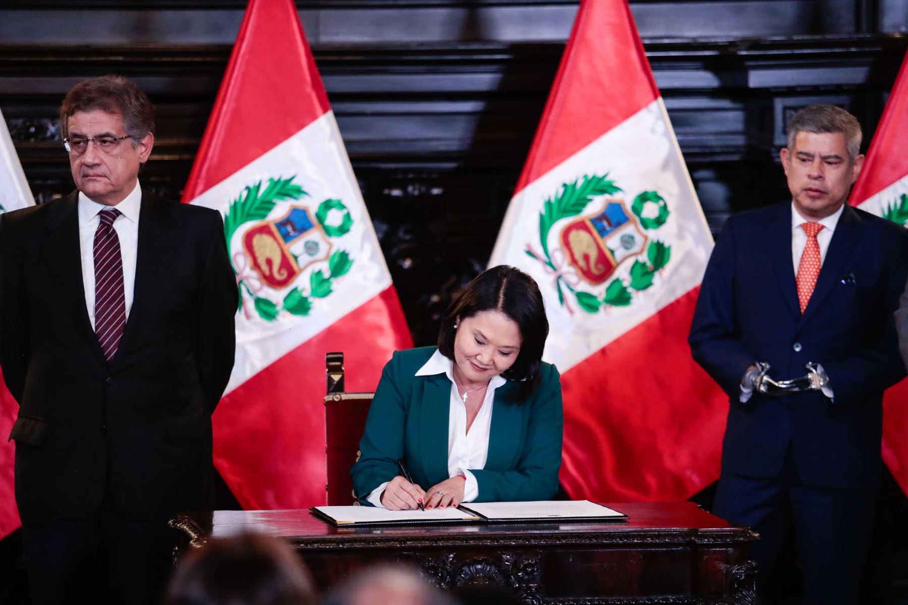 La presidenta de la República, Keiko Fujimori, suscribió el decreto supremo que pone en marcha el incremento progresivo de la Remuneración Mínima Vital (RMV) hasta alcanzar los S/ 1,300. En una primera etapa, el sueldo mínimo pasará de S/ 1,130 a S/ 1,230 desde el 1 de octubre, mientras que en el primer semestre del 2027 se aplicará un segundo aumento de S/ 70. Foto: ANDINA/Daniel Bracamonte.