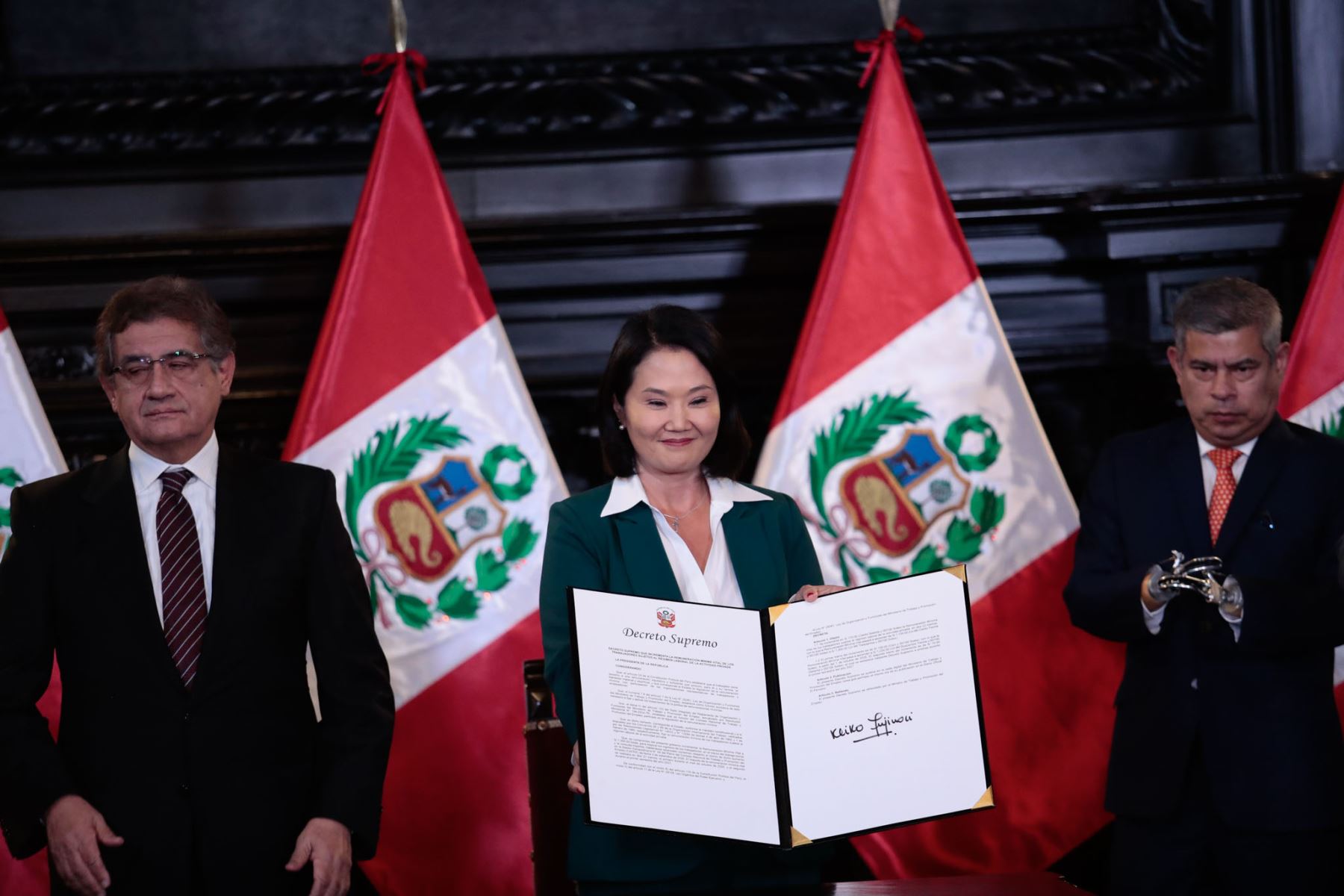 La presidenta de la República, Keiko Fujimori, suscribió el decreto supremo que pone en marcha el incremento progresivo de la Remuneración Mínima Vital (RMV) hasta alcanzar los S/ 1,300. En una primera etapa, el sueldo mínimo pasará de S/ 1,130 a S/ 1,230 desde el 1 de octubre, mientras que en el primer semestre del 2027 se aplicará un segundo aumento de S/ 70. Foto: ANDINA/Daniel Bracamonte.