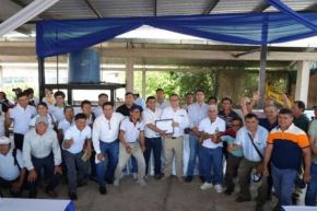 El titular del Midagri, Marco Vinelli, se reunió con representantes de la Junta Nacional de Usuarios de Riego y organizaciones de usuarios de agua de la región San Martín. Foto: Midagri