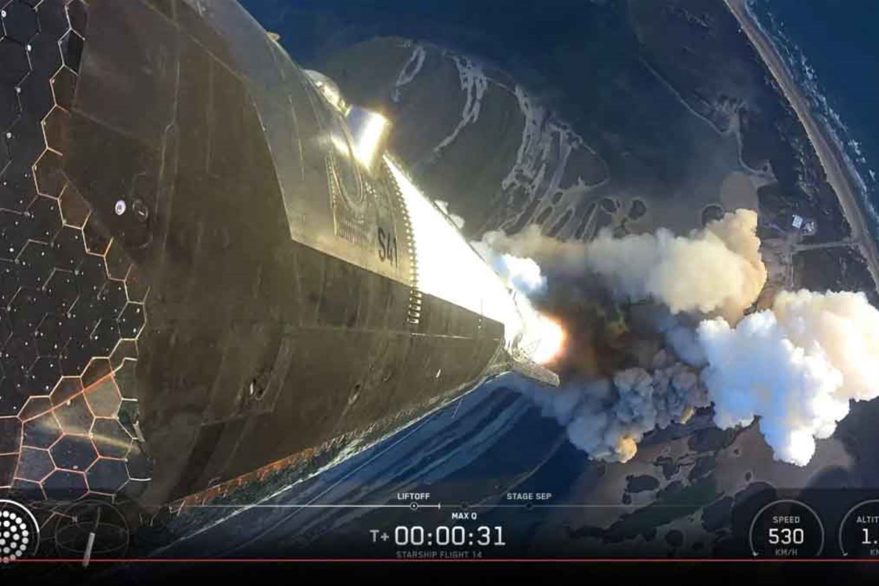 La etapa inferior del cohete, encargada de impulsar el conjunto durante el lanzamiento, cayó como estaba previsto en las aguas del golfo de México al inicio del vuelo. Foto: ANDINA/AFP.
